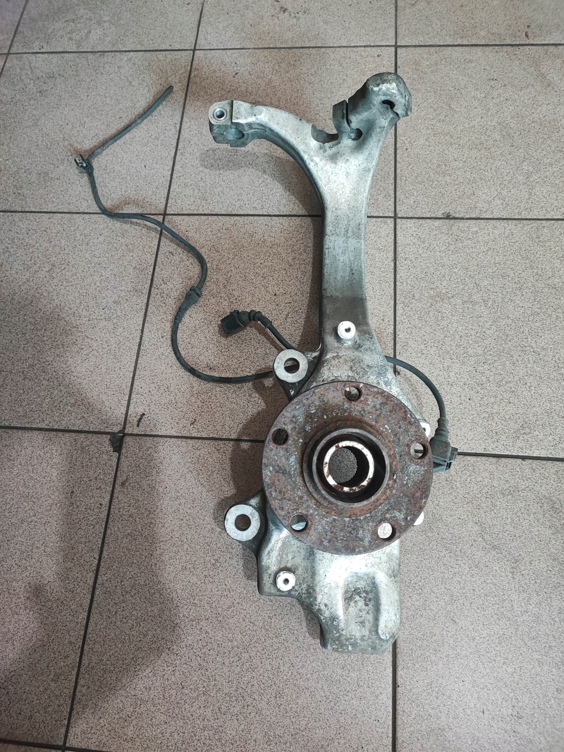 4E0258G - Ступица кулачковый правый передний AUDI A8 D3