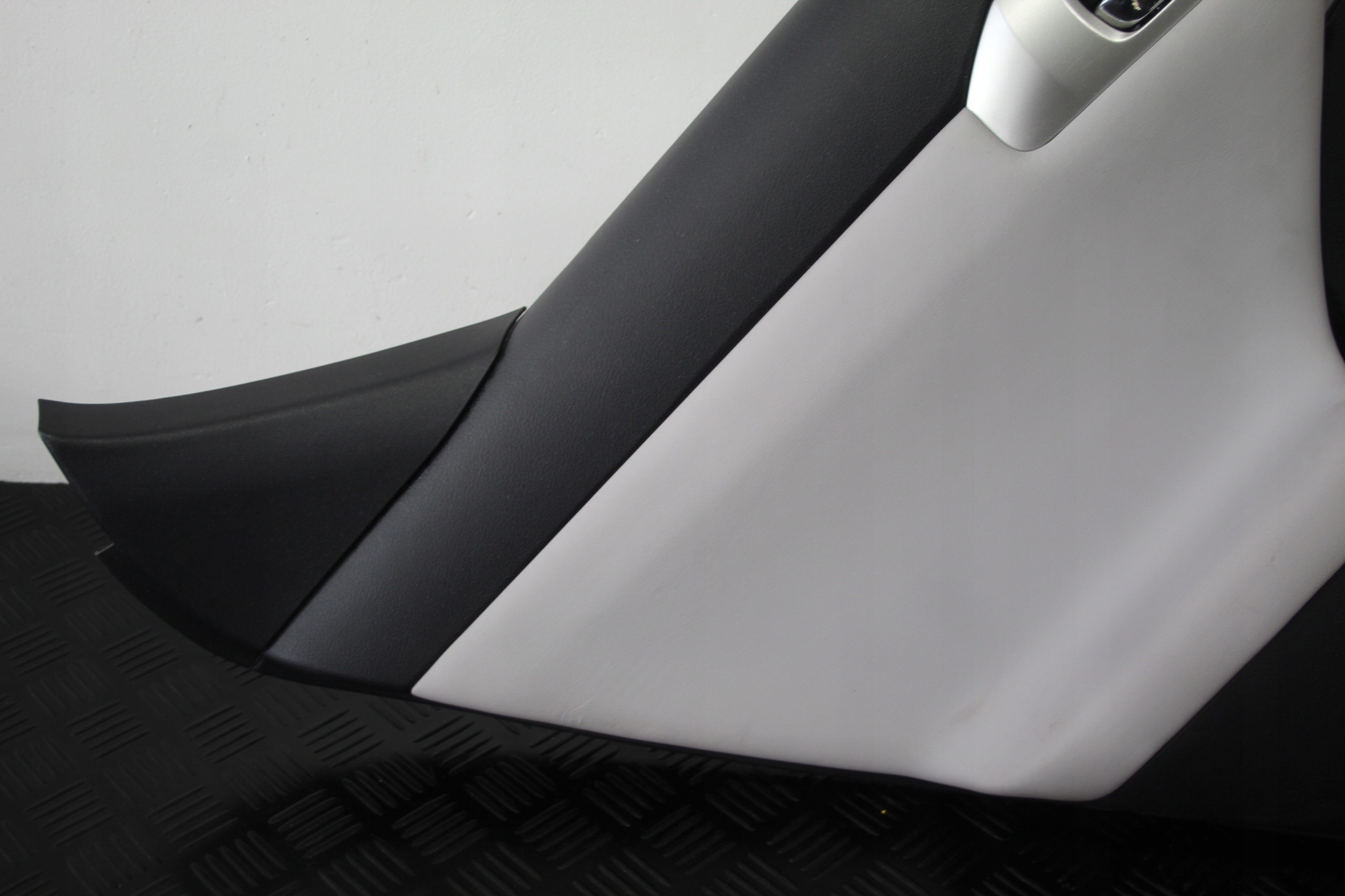 обивка дверные карты левый зад lexus CT200H