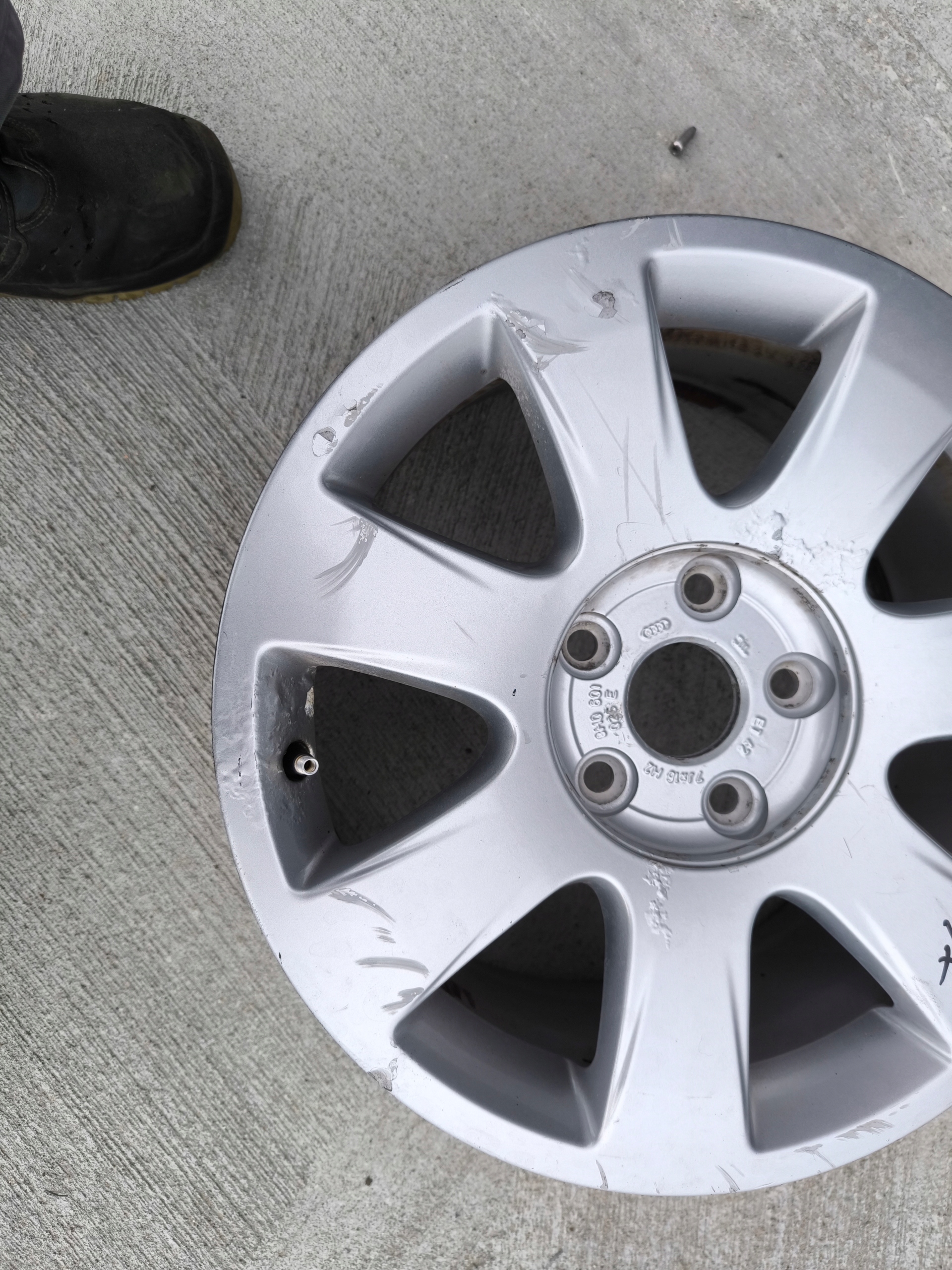 disk hliníkový AUDI A3 A4 A6 7.0J R16 ET42 8H0601025E *1*
