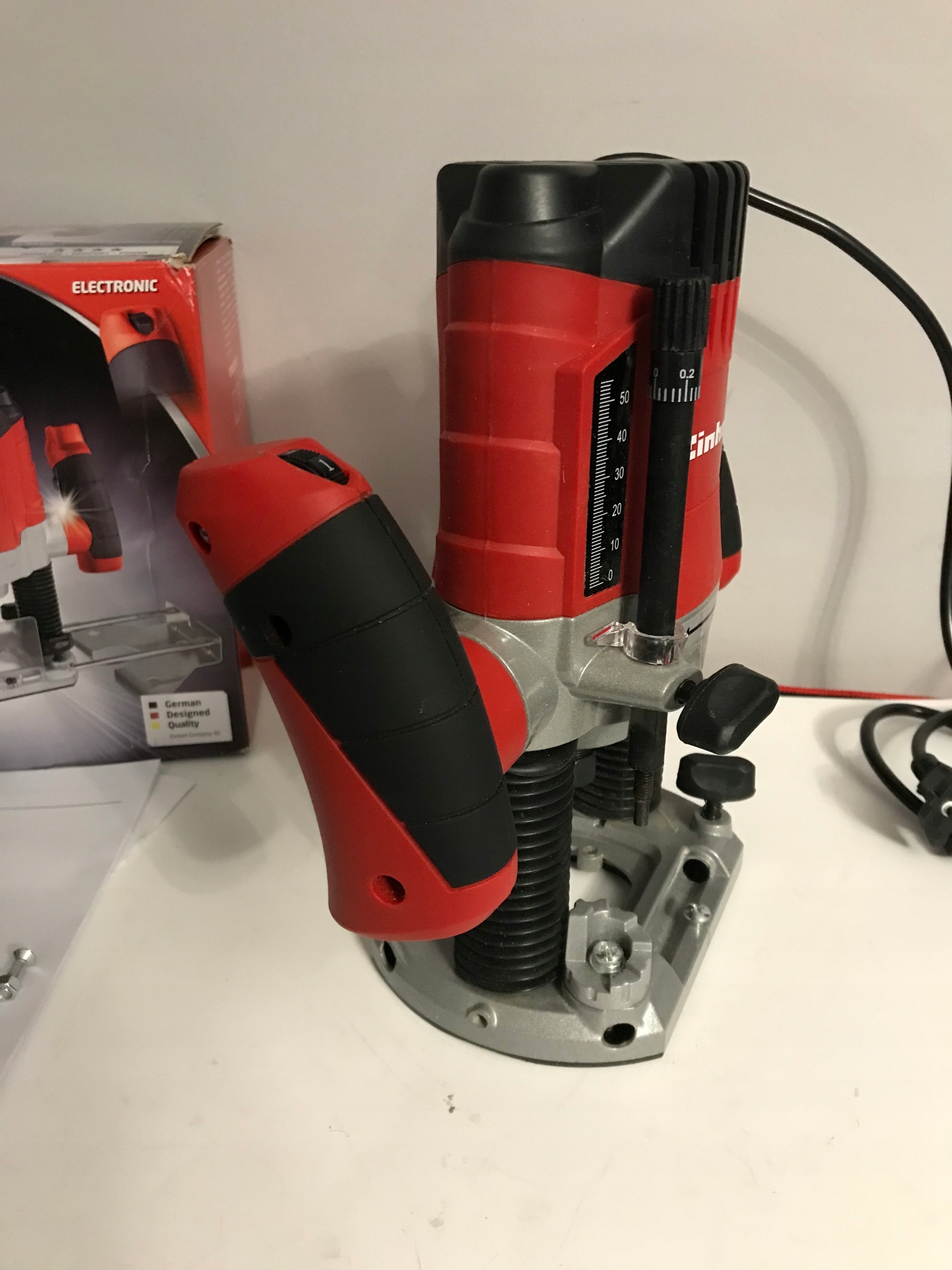 FREZARKA GÓRNOWRZECIONOWA EINHELL TC-RO 1155 E Zasilanie sieciowe