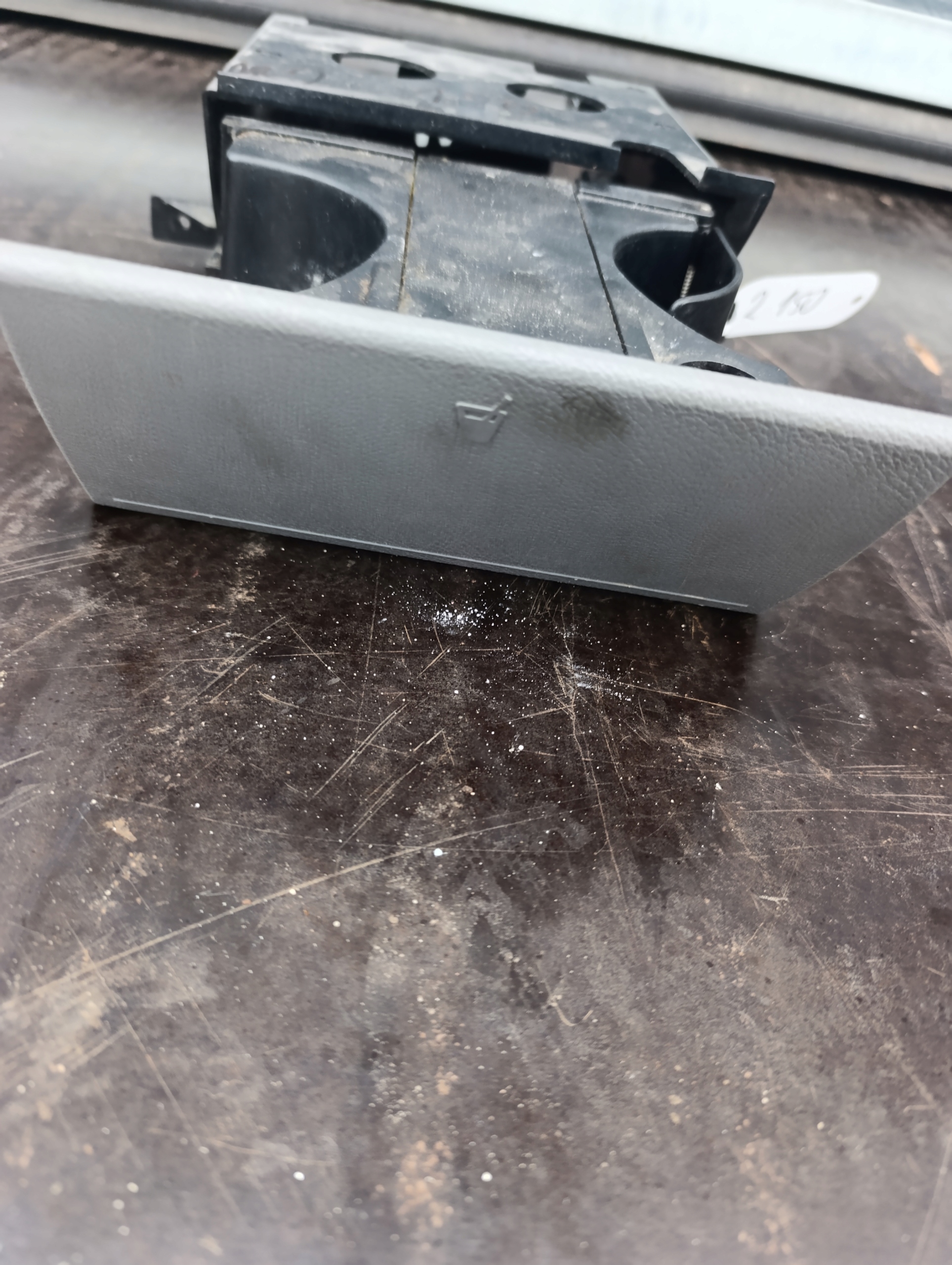 VW T5 PODWOJNY bracket for KUBKI/ damaged