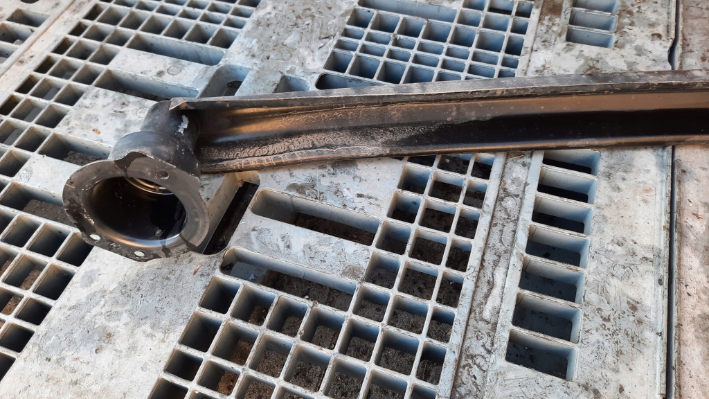 Балка бампера зад CITROEN C5 и HB 2.0b 02R