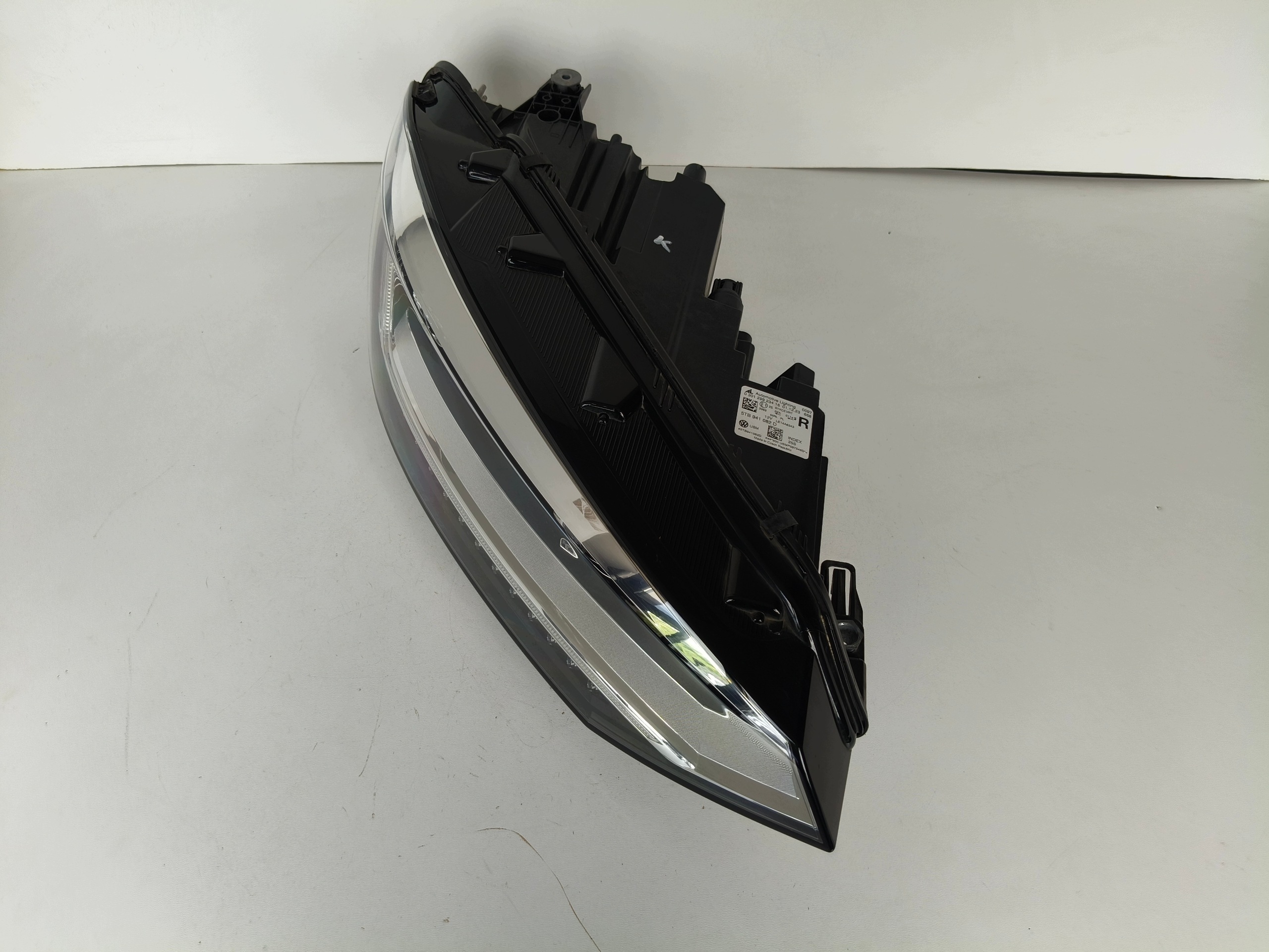 light right REFLEKTOR VW TOURAN 5TA 16- FULL LED