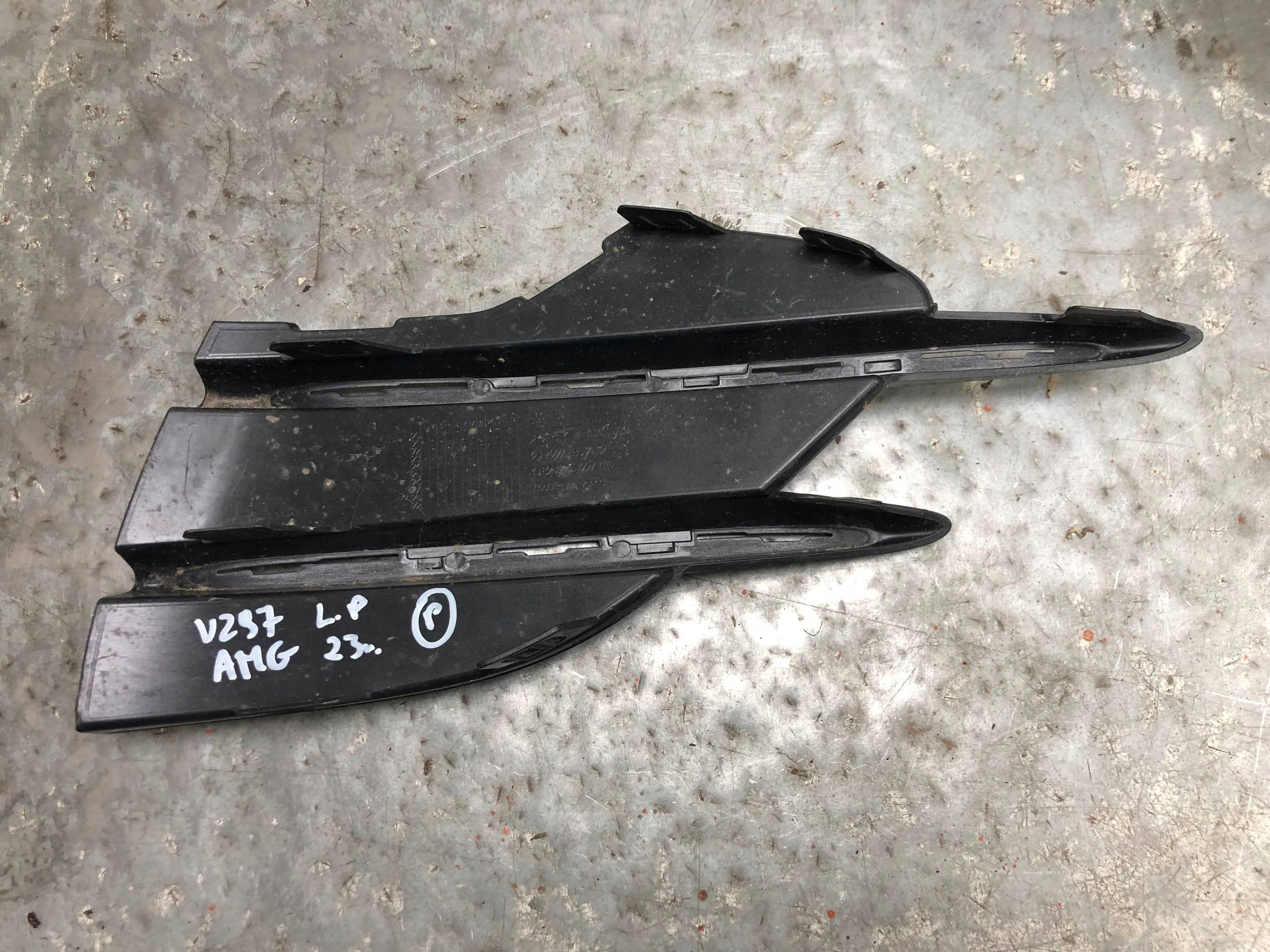 grid of a bumper left front MERCEDES V297 EQS A2978852102