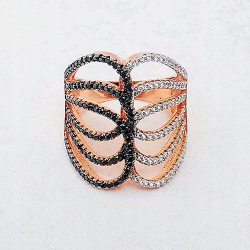 Pozlacený prstýnek s černými a bílými zirkony