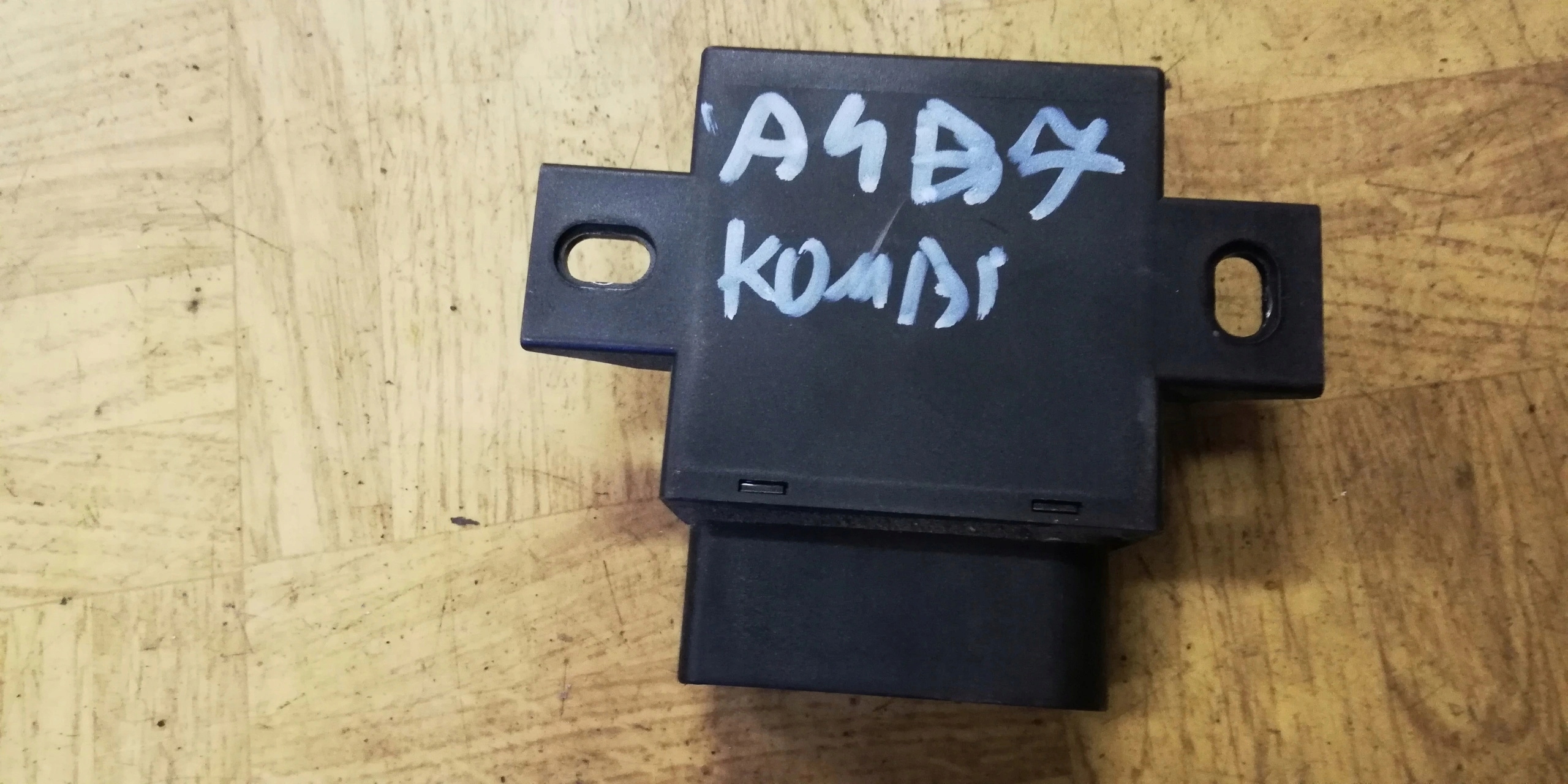 AUDI ROZNE 2,0 TFSI control unit POMPY 4F0906093G