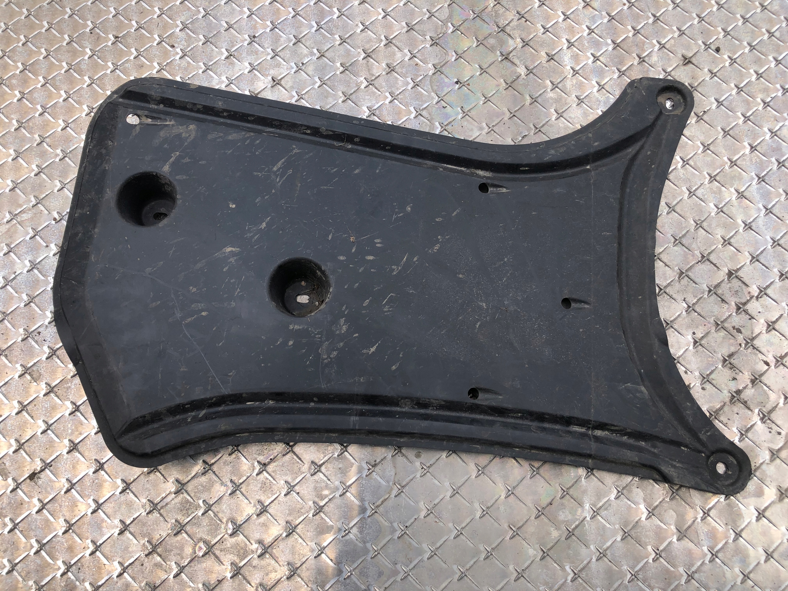 fedél alváz AUDI A4 B8 8K0825219