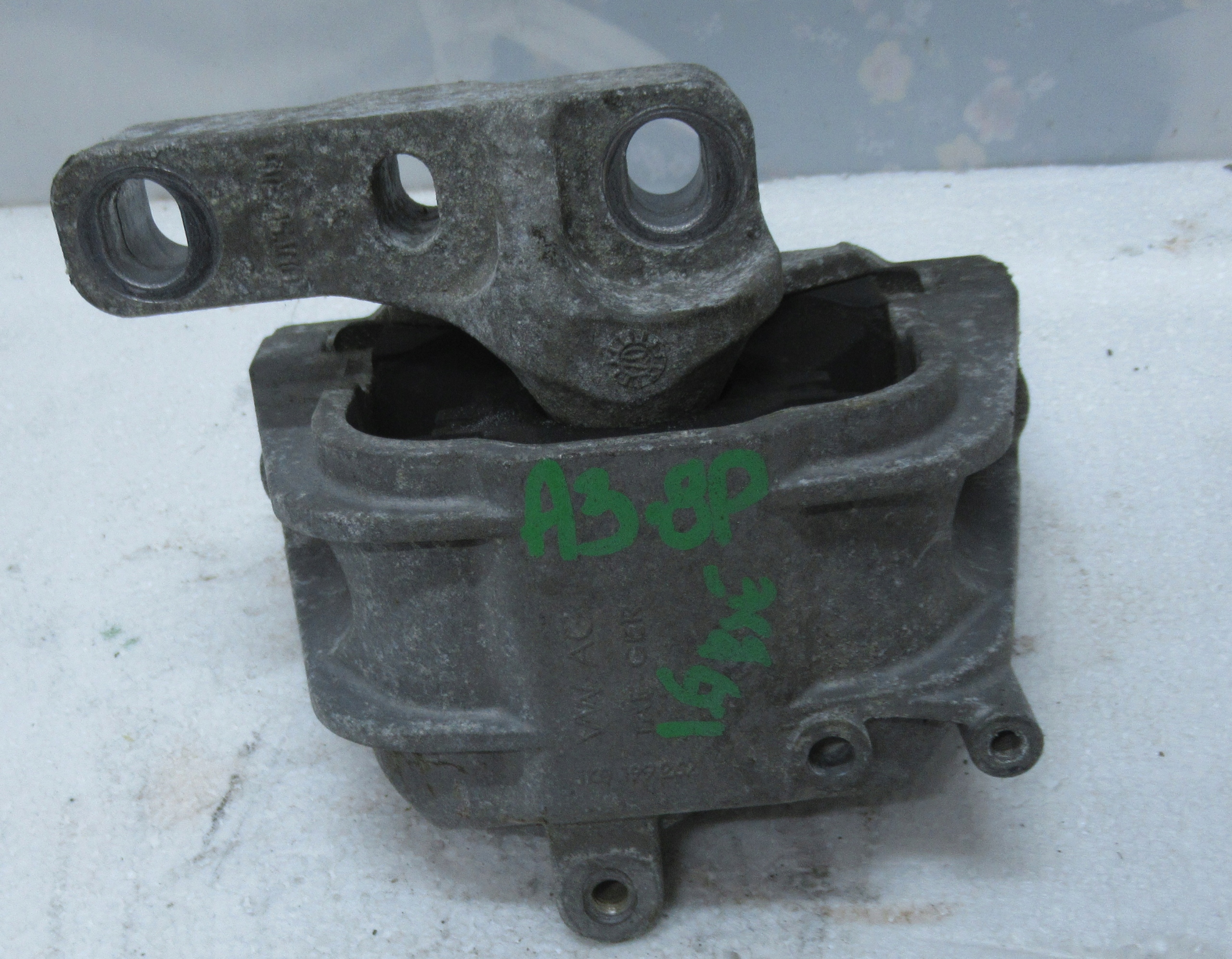 AUDI A3 8P 1.6 supporto Supporti motore usato 1K0199262A
