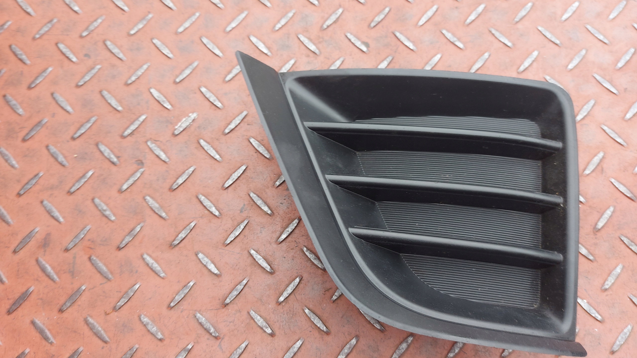 grid of a bumper spoiler fog lights left left front TOYOTA COROLLA E16 13