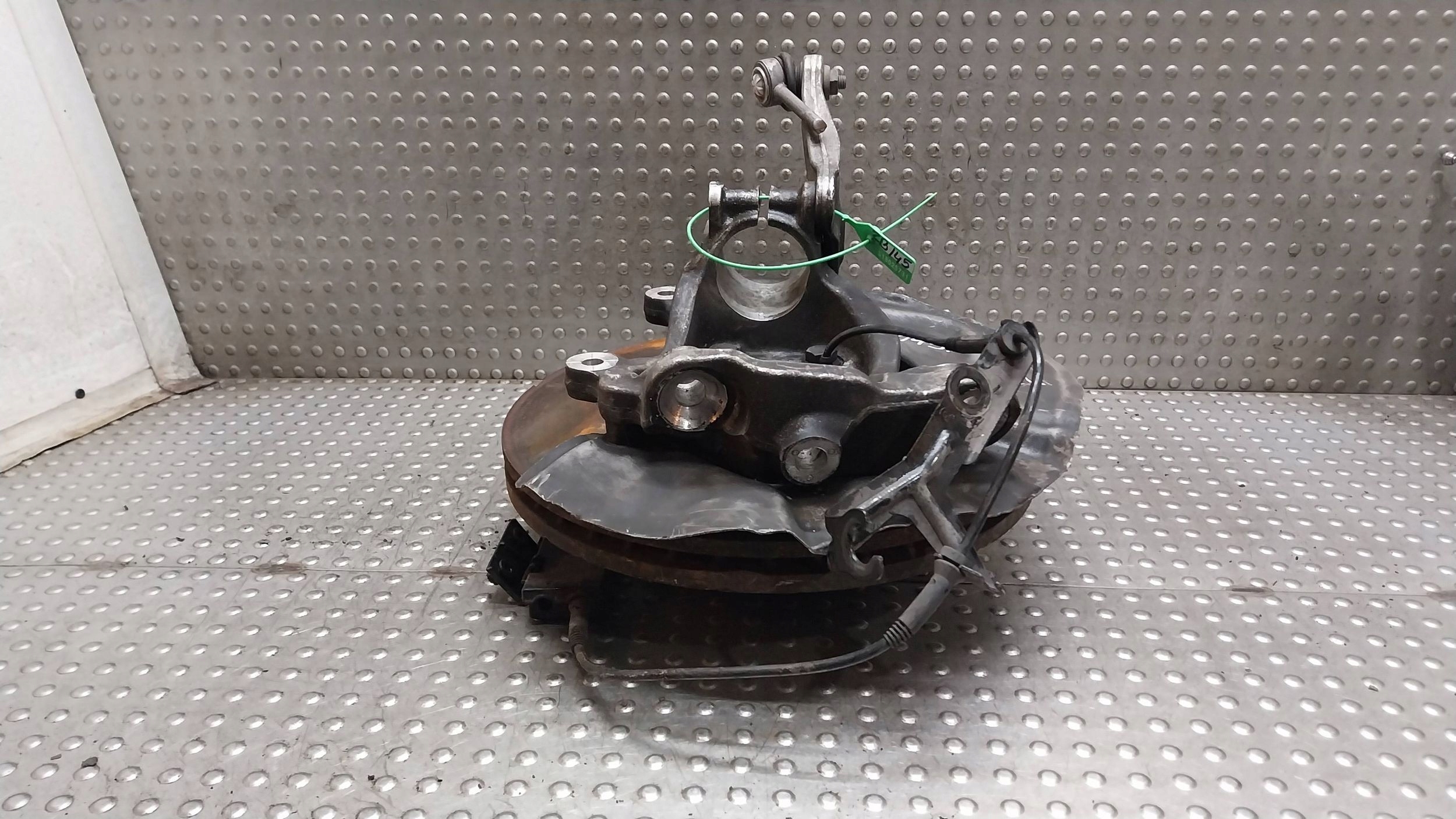 otoč čepu levý předek 6760953 BMW E60 E61