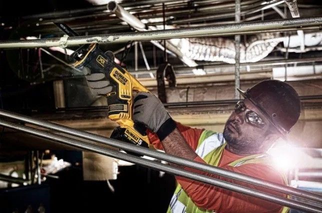 PILARKA SZABLOWA 18V 0*AH DCS367N DEWALT Waga urządzenia 2.3 kg