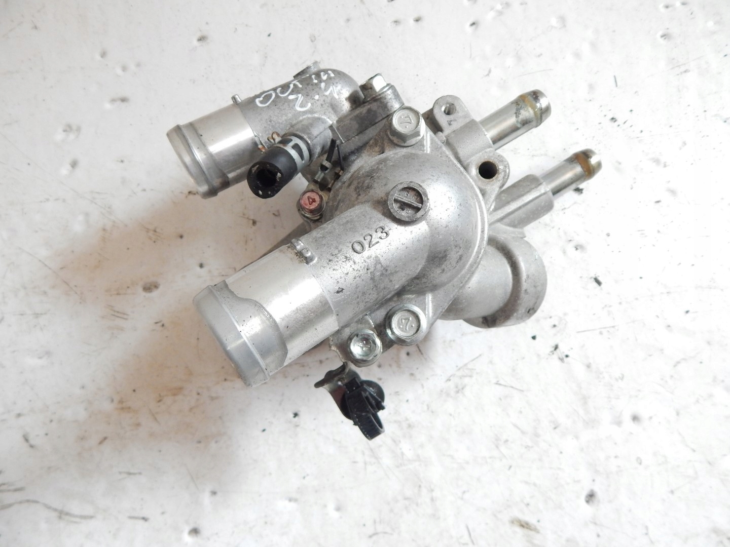 OBUDOWA TERMOSTATU MITSUBISHI OUTLANDER III 2.4