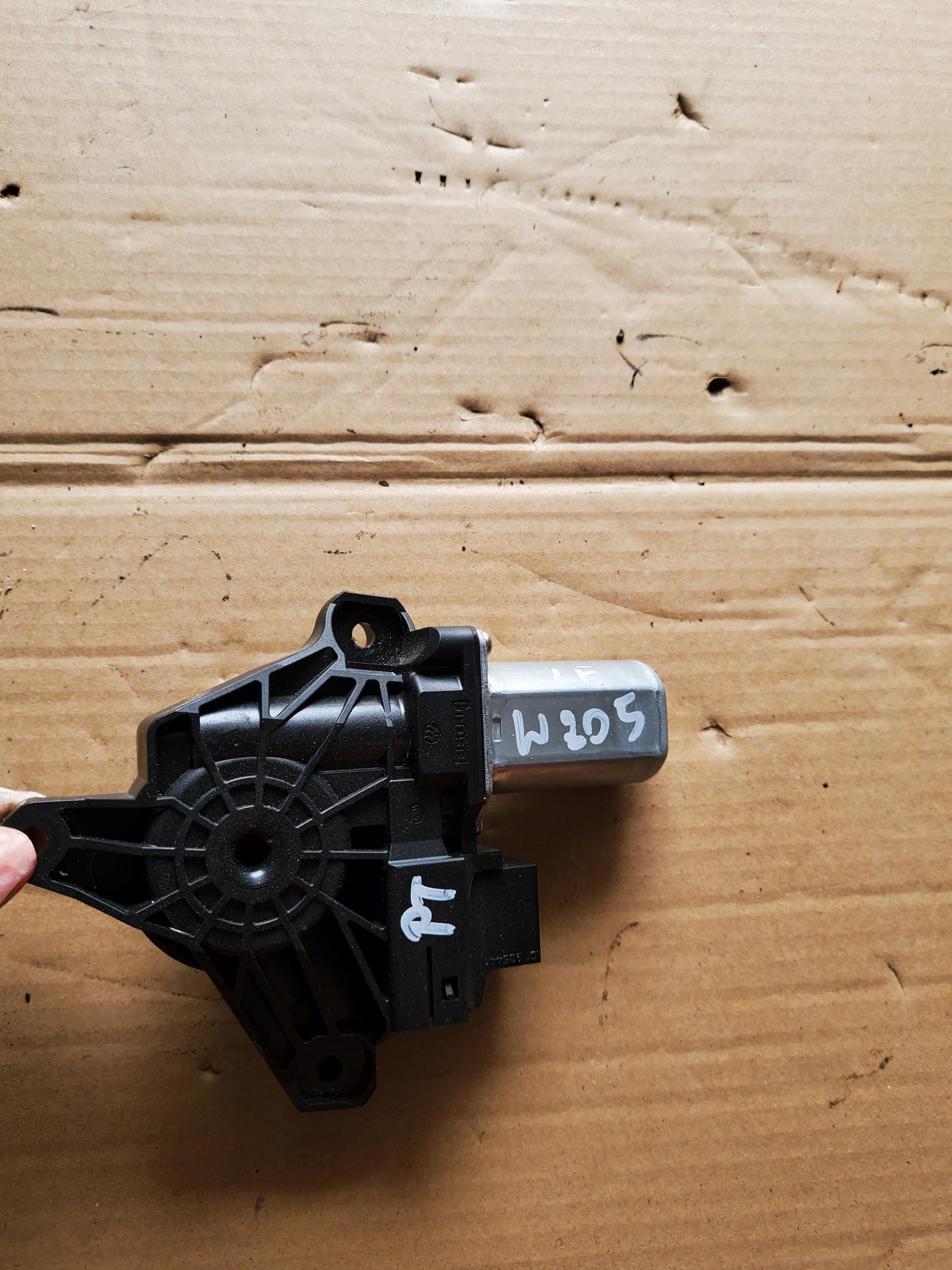 A2139060602 - Склопідйомник правий задній MERCEDES C W205 LF