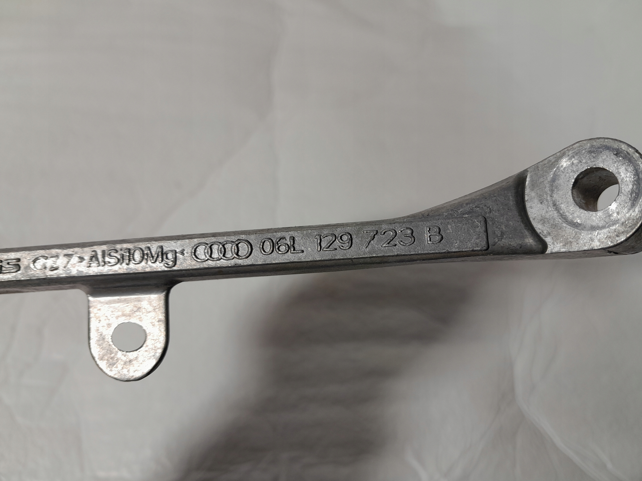 AUDI A4 B9 console header pipe 06L129723B