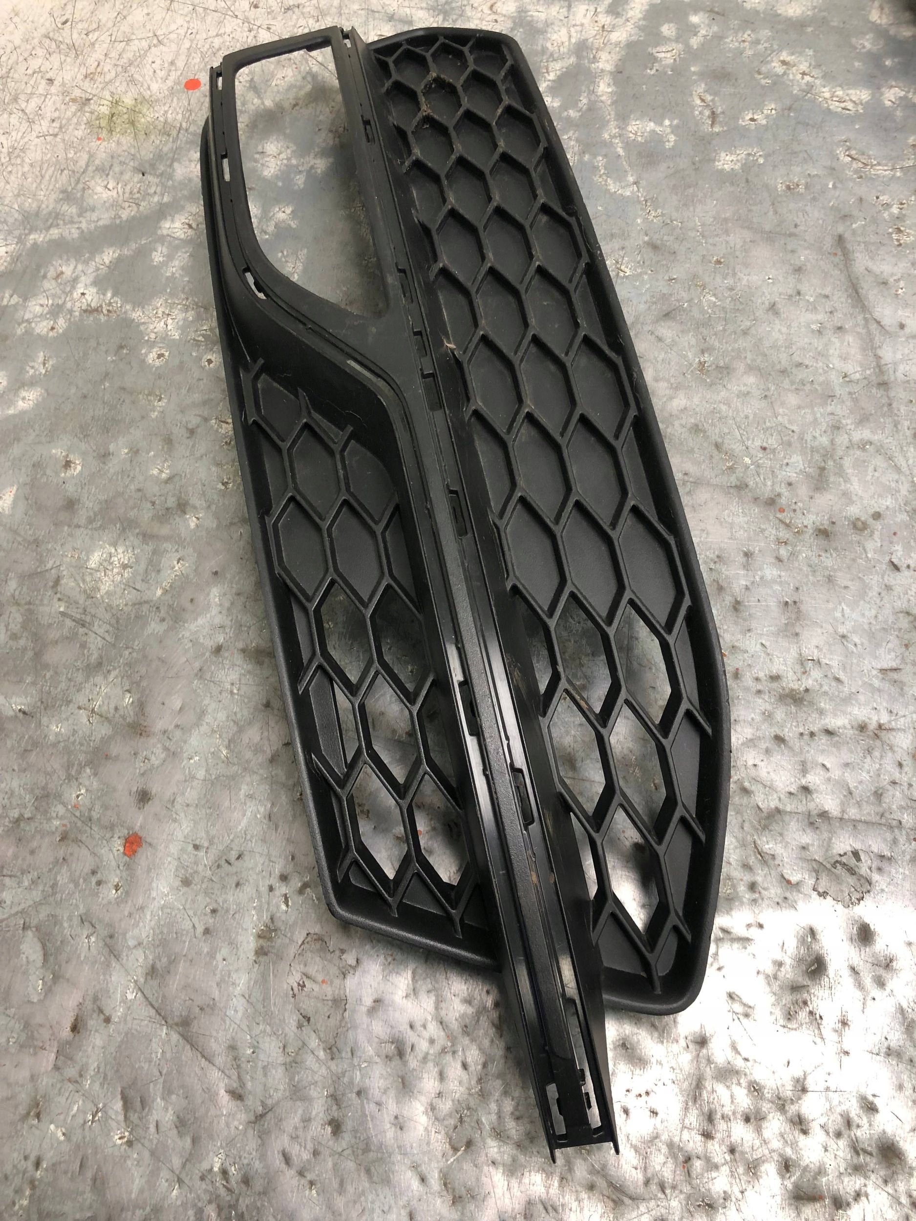 grid of a bumper left front S-LINE AUDI A3 8V 8V3807681P