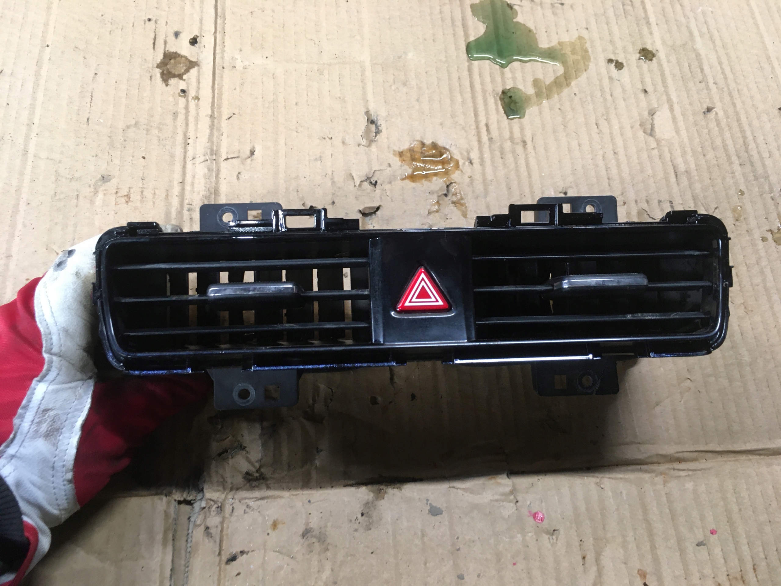 ЦЕНТРАЛЬНА ВЕНТИЛЯЦІЙНА РЕШІТКА HYUNDAI IONIQ