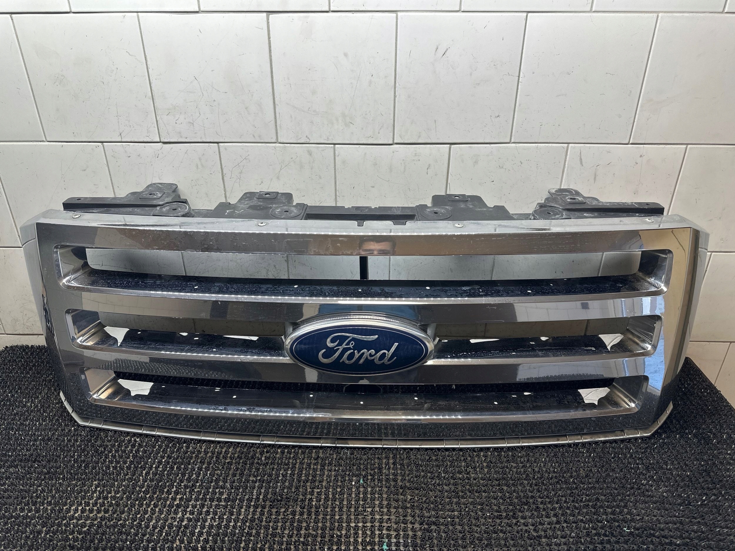 решетка радиатора передний FORD EXPEDITION 8L148200AAW