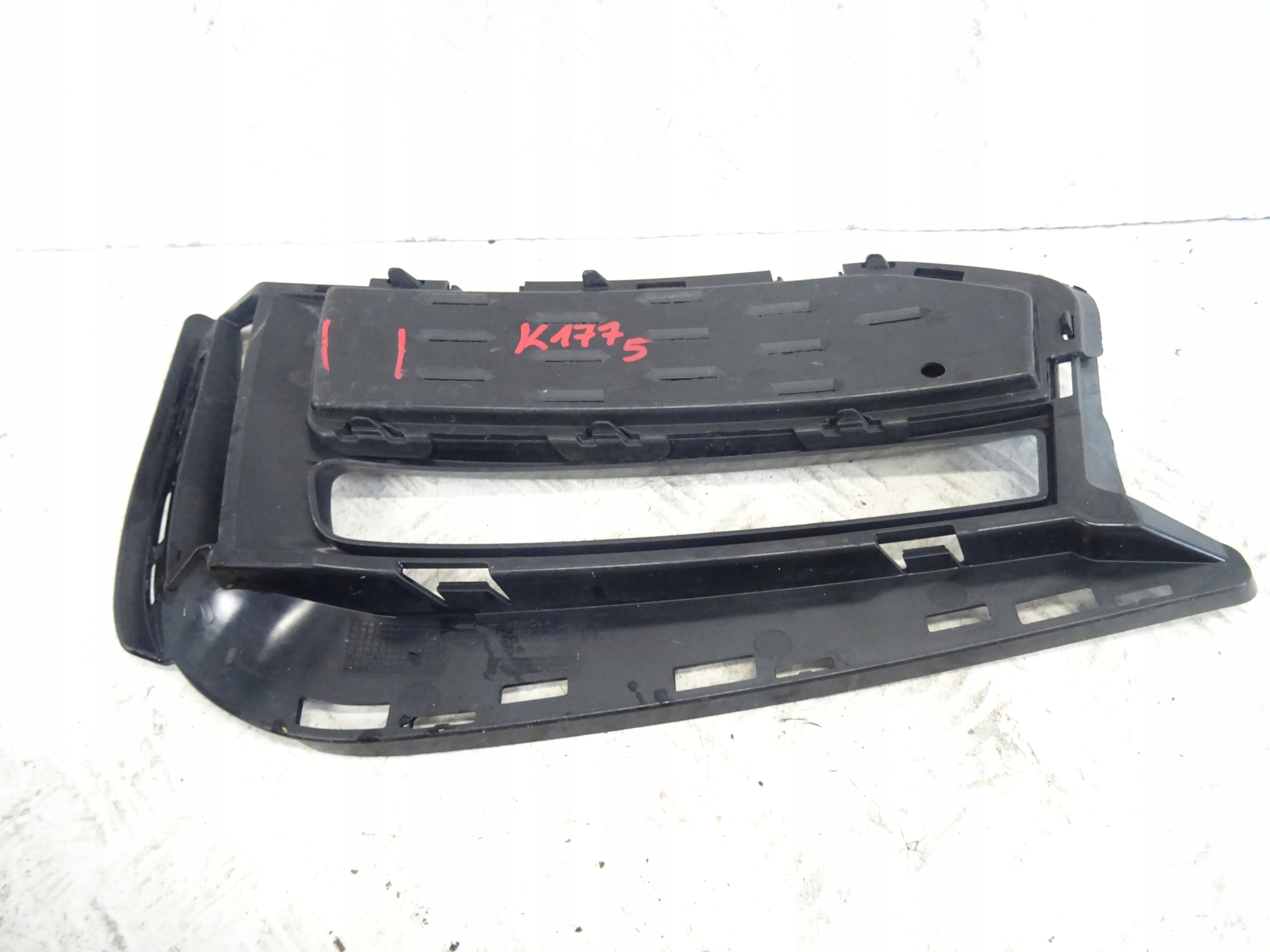 grid of a bumper front front right BMW 5 G30 G31 51118064966