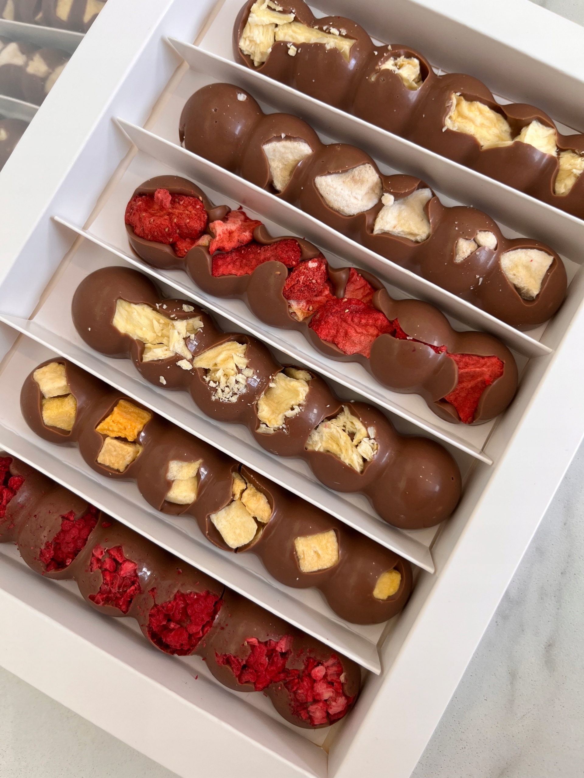 Tyčinky z belgické mléčné čokolády Bez Cukru Lyofilizované ovoce