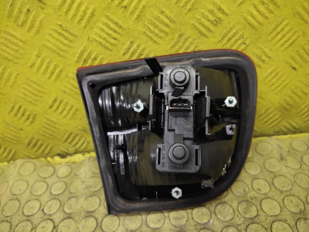 SEAT LEON and light right rear part to the bonnet 1M6945092B