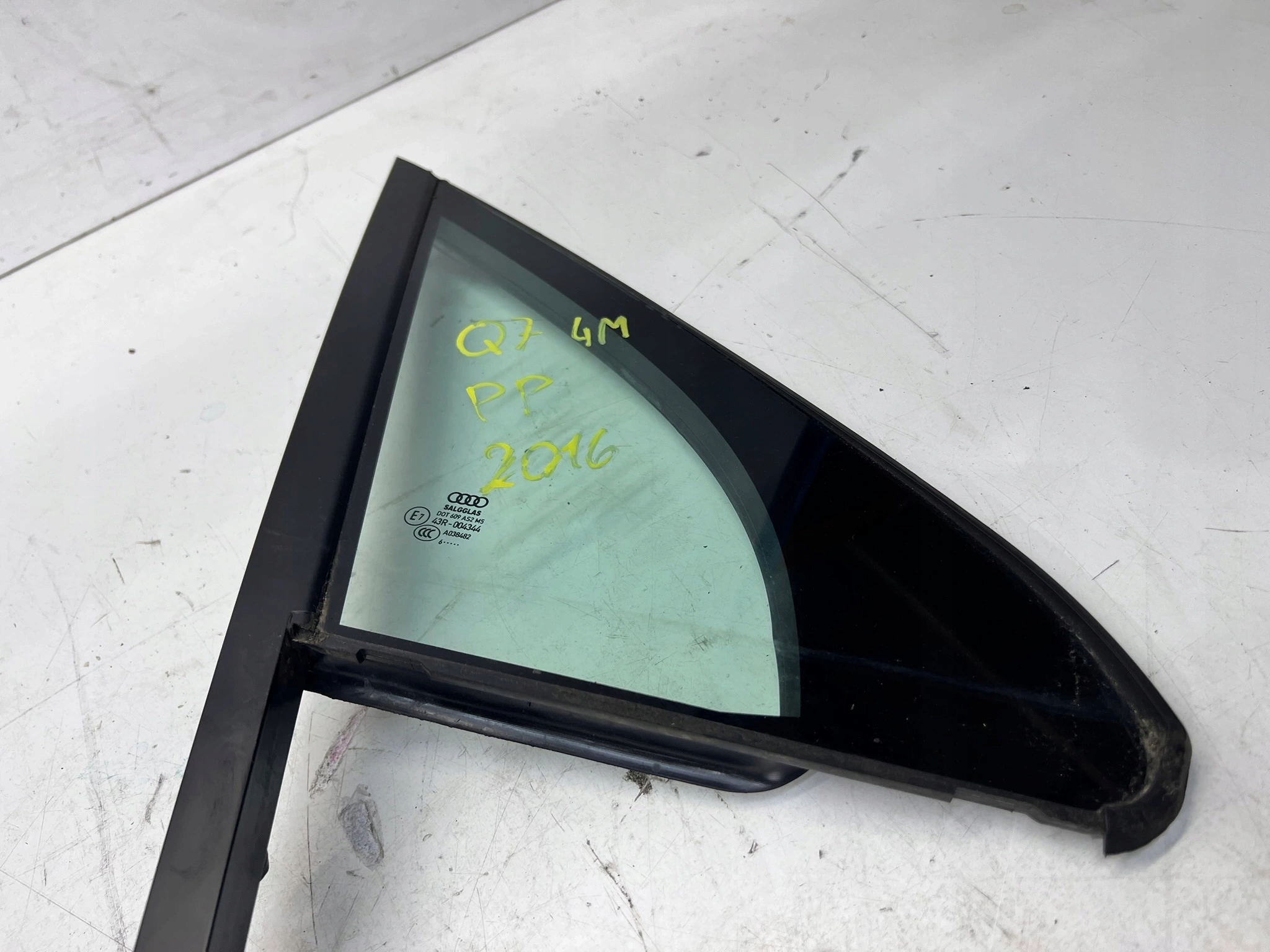 window side door right front AUDI Q7 4M 4M0845114