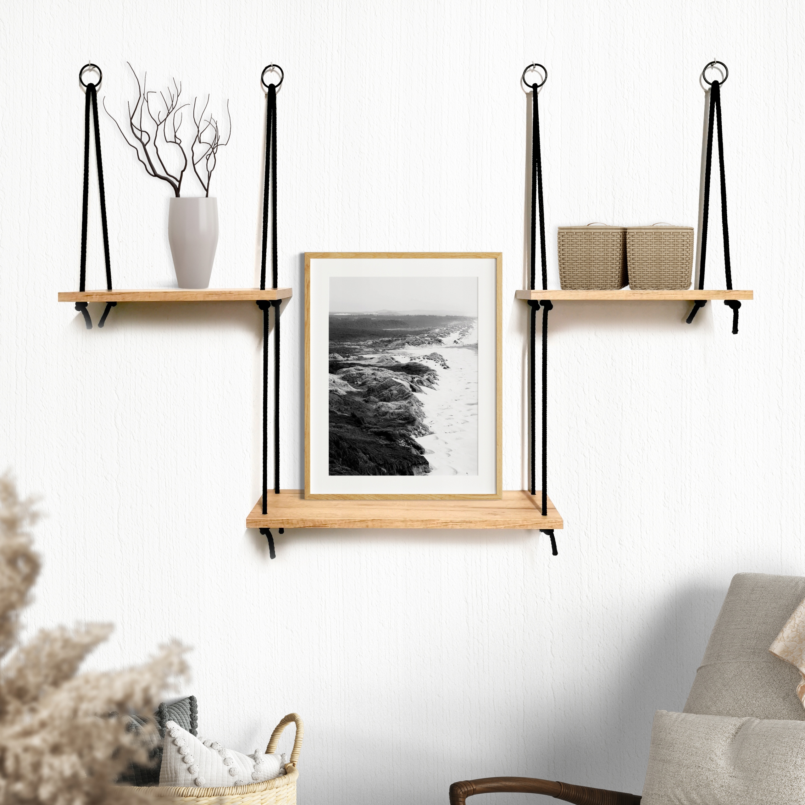 Wiszące białe półki na sznurkach linach, skandi