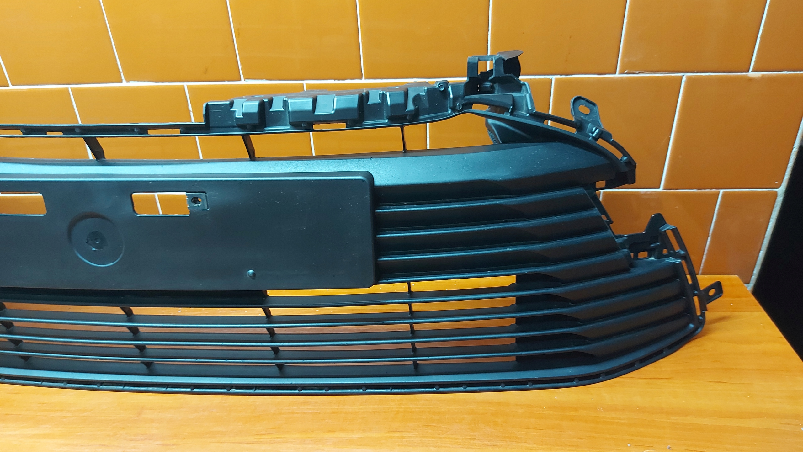 grid of a bumper central front front TOYOTA COROLLA E21 sedan 19