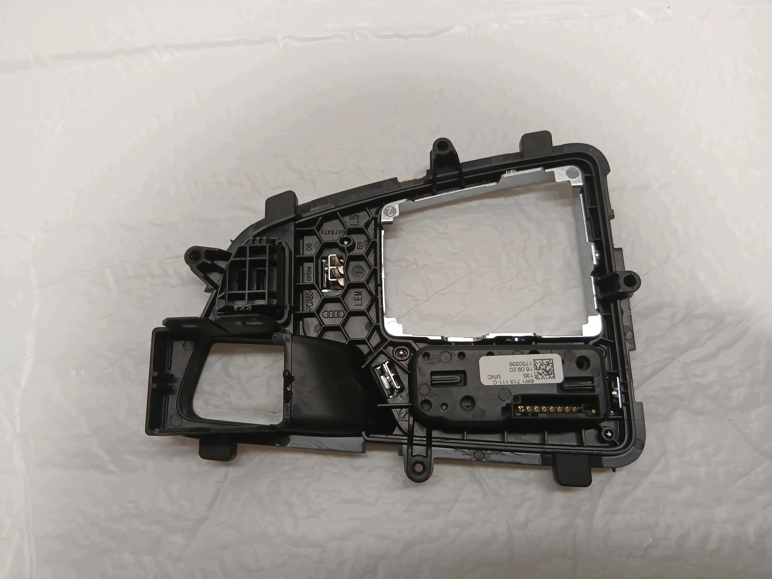 AUDI A4 B9 LIFT frame PANEL changes of the gear 8W1713111C