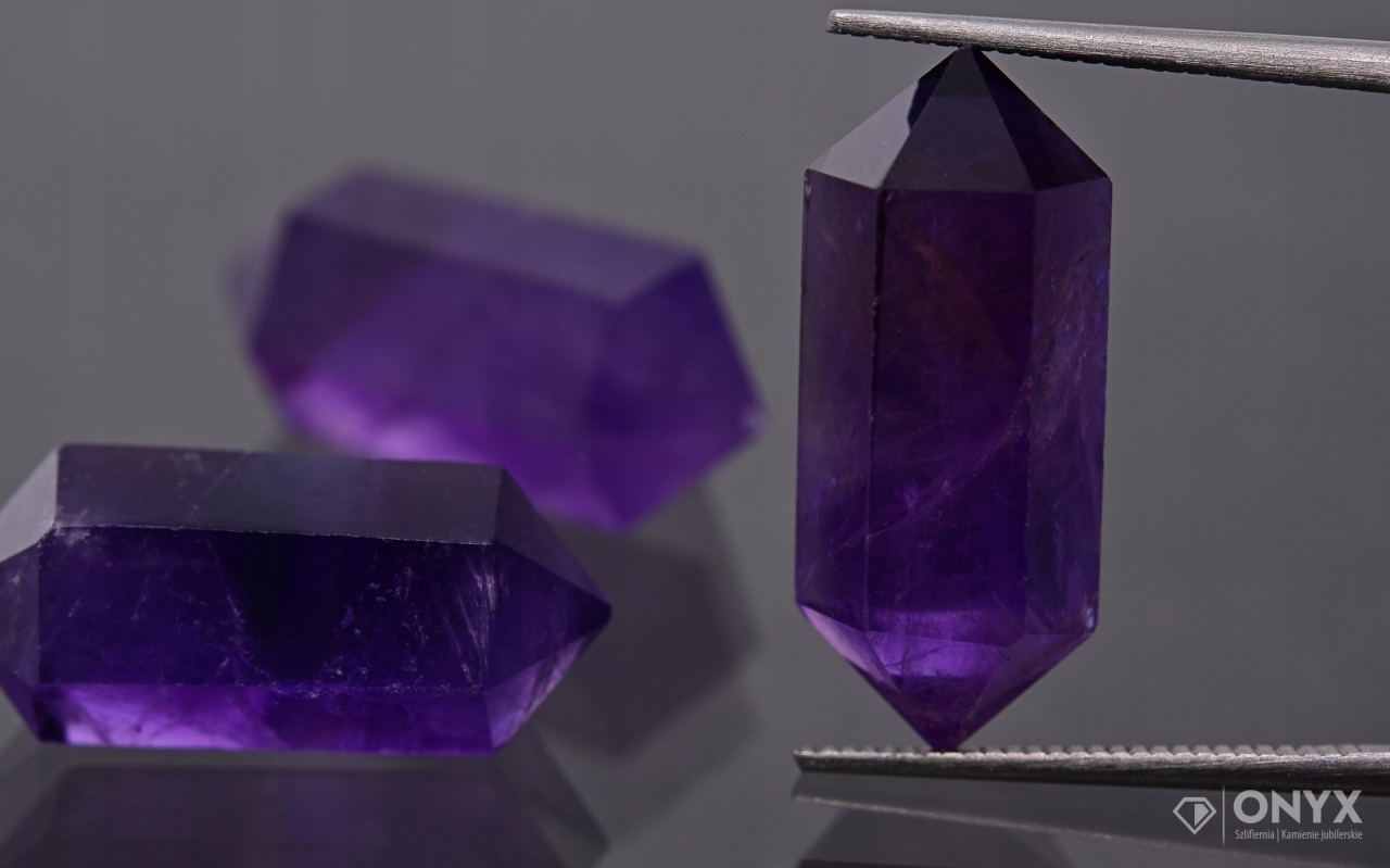 Ametyst fazetovaný obelisk 20x8 mm