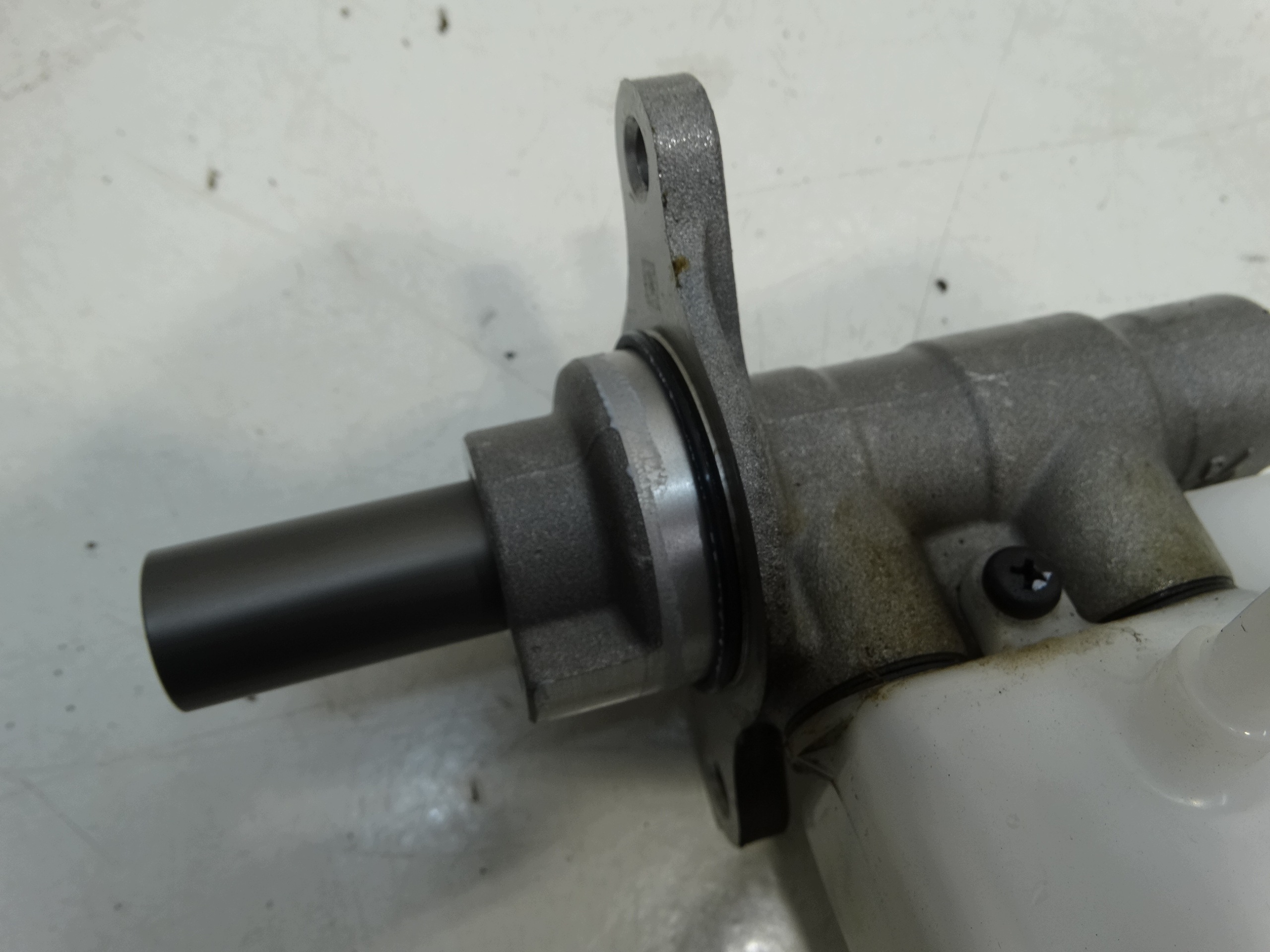 brake booster + tank KIA SPORTAGE V HYUNDAI I30 III