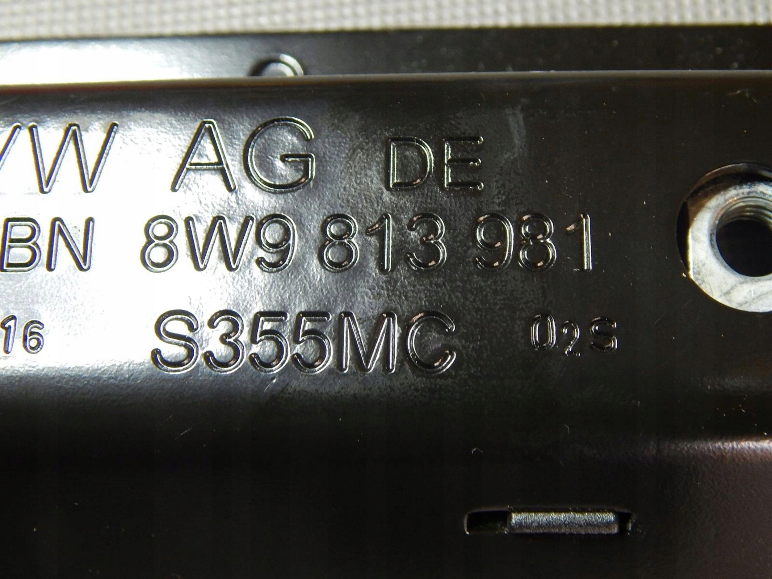 AUDI A4 B9 Poignée Support plaque 8W9813981