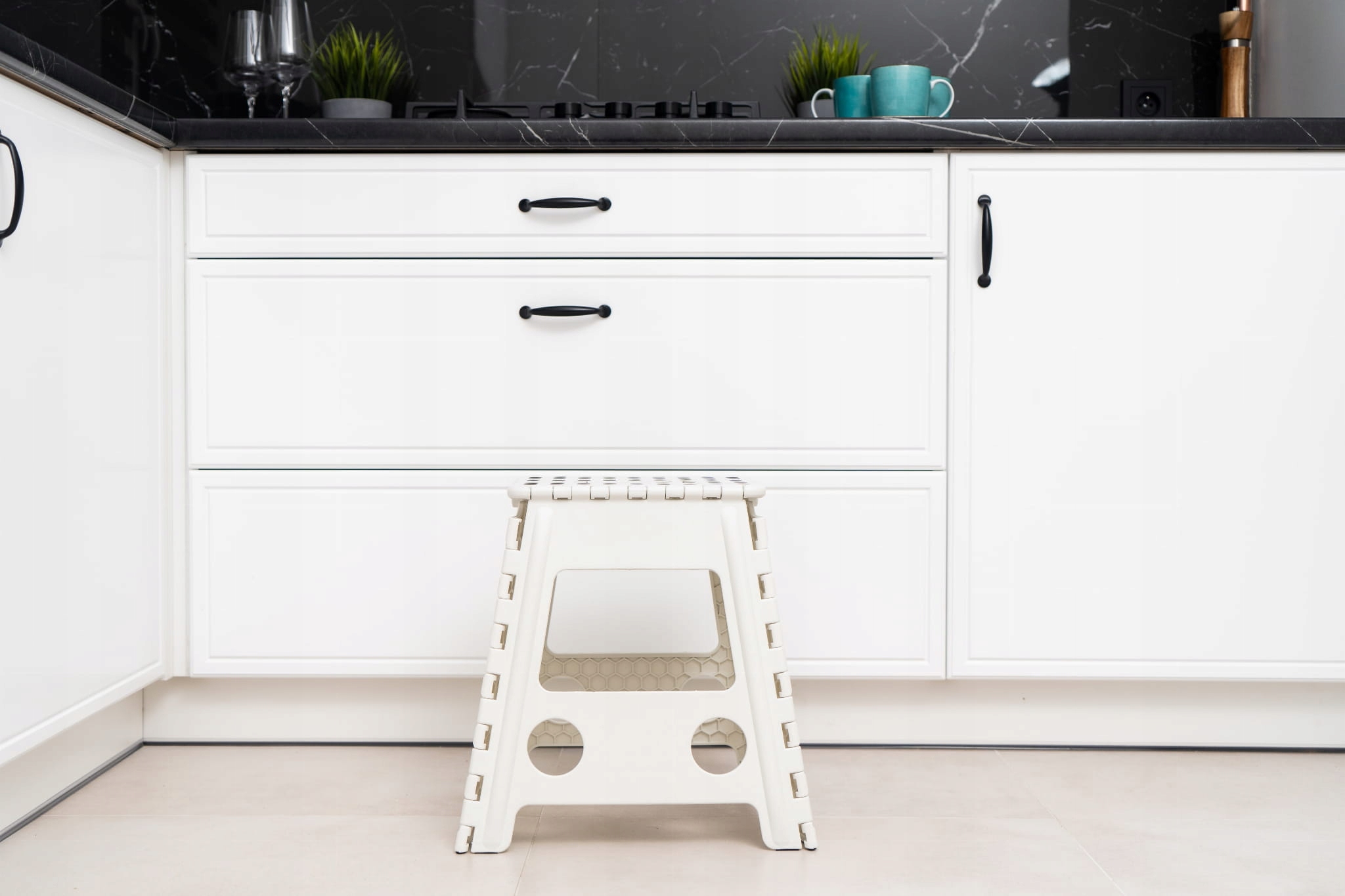 STOŁEK TABORET SKŁADANY ANTYPOŚLIZGOWY 40 cm 150kg Szerokość mebla 39 cm