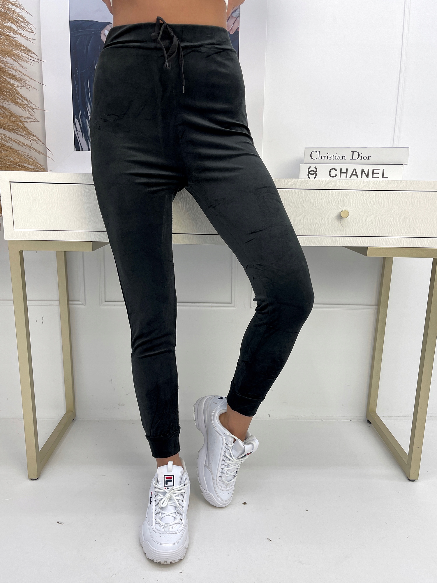 WE571 roz. L/XL DAMSKIE SPODNIE WELUROWE GŁADKIE Rozmiar L/XL