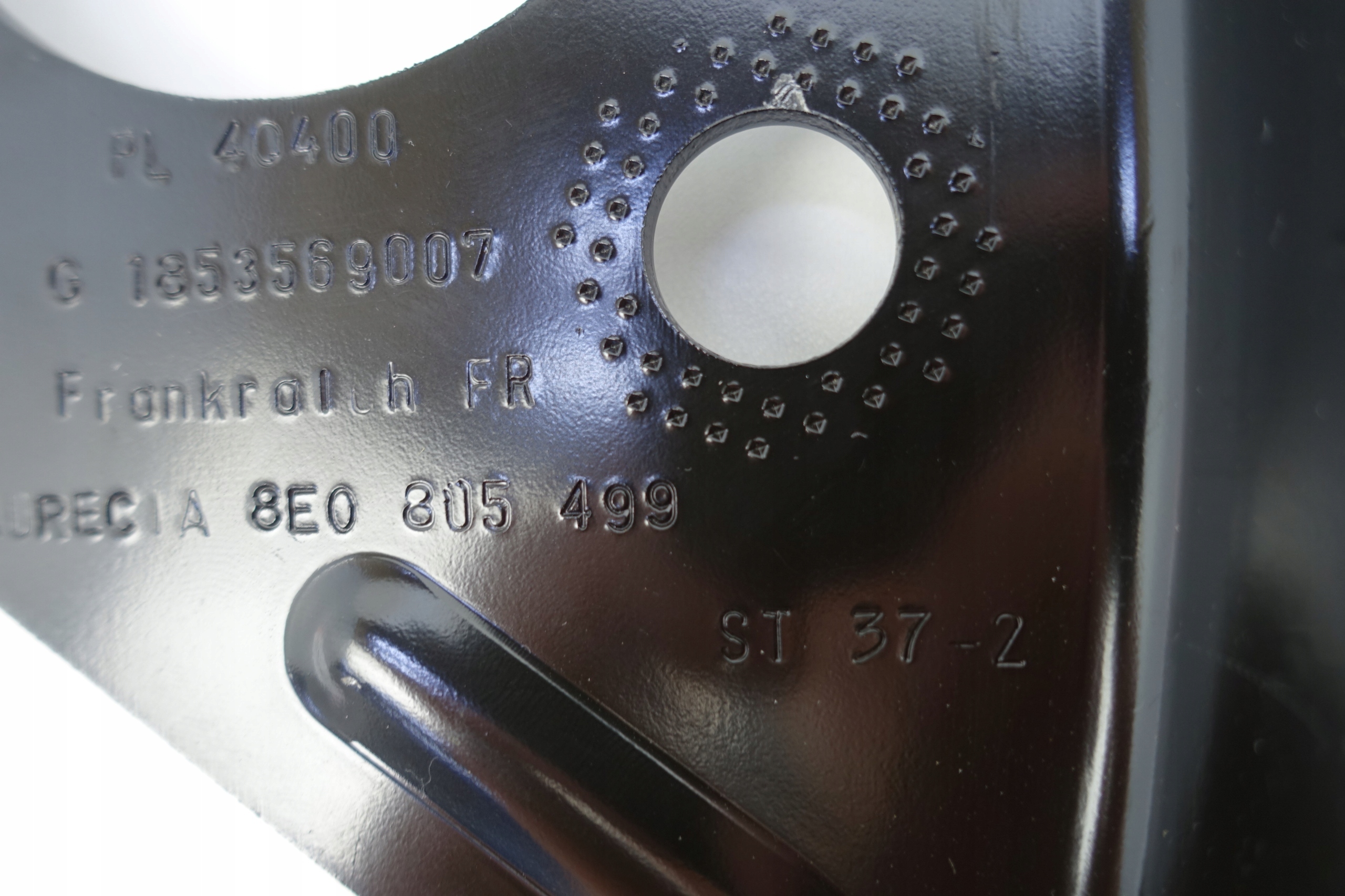 držák stěny předního AUDI A4 B8 8E0805499