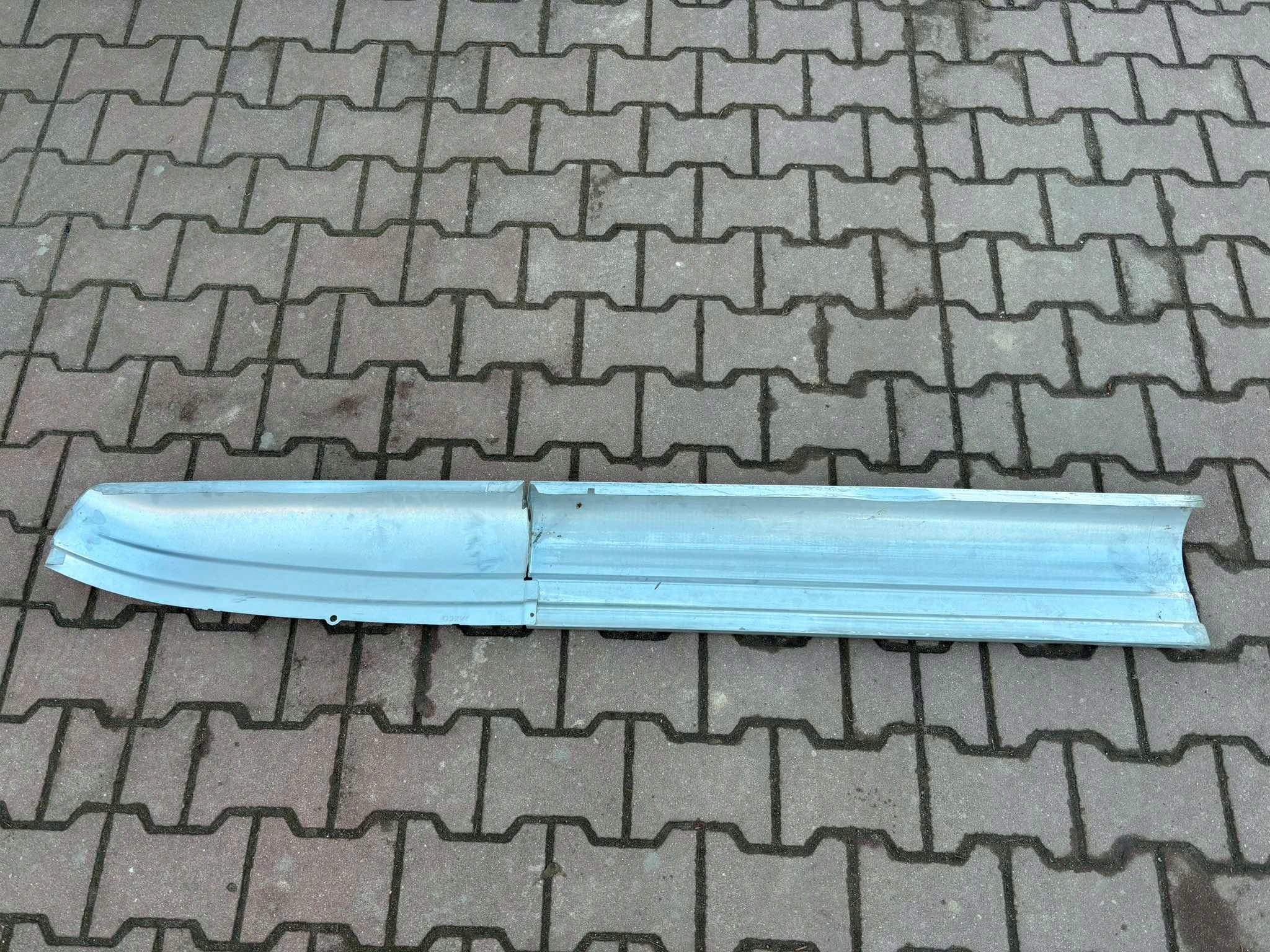 CZAPKA střechy pravá předek IVECO