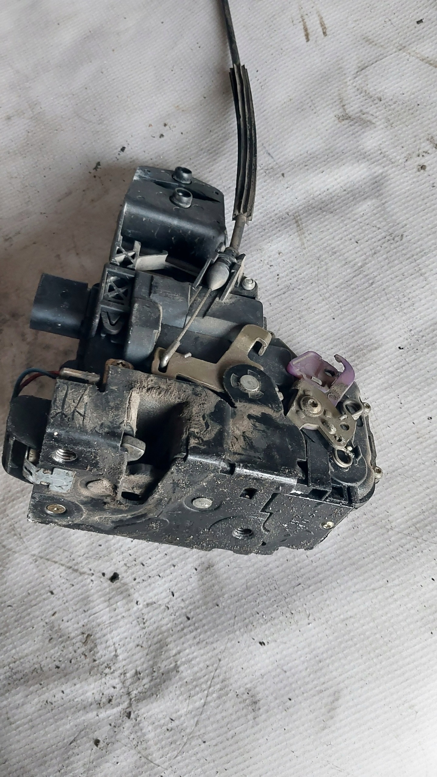 VW Passat B5 lock door - front right right front 1.9TDI 380837868