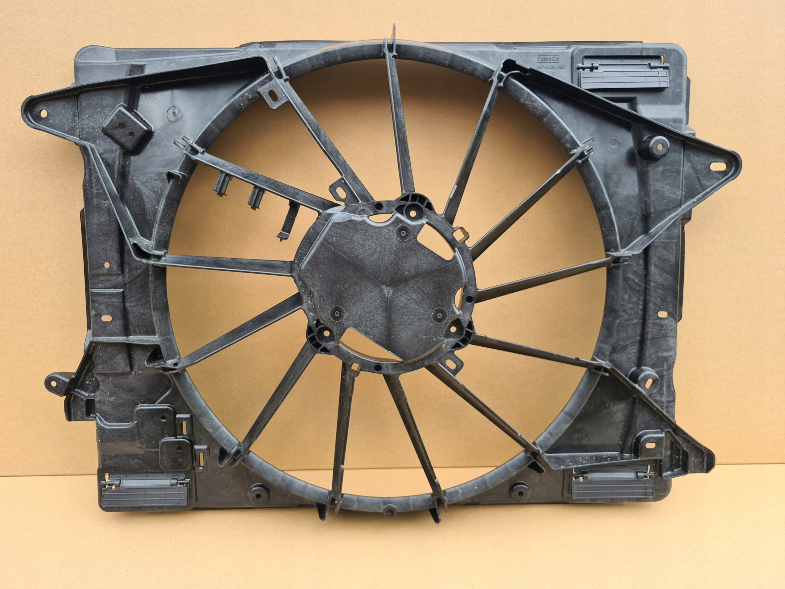 LX61-8C607-BC LX618C607BC - КОРПУС ВЕНТИЛЯТОРА FORD ESCAPE 2.5 HYBRID