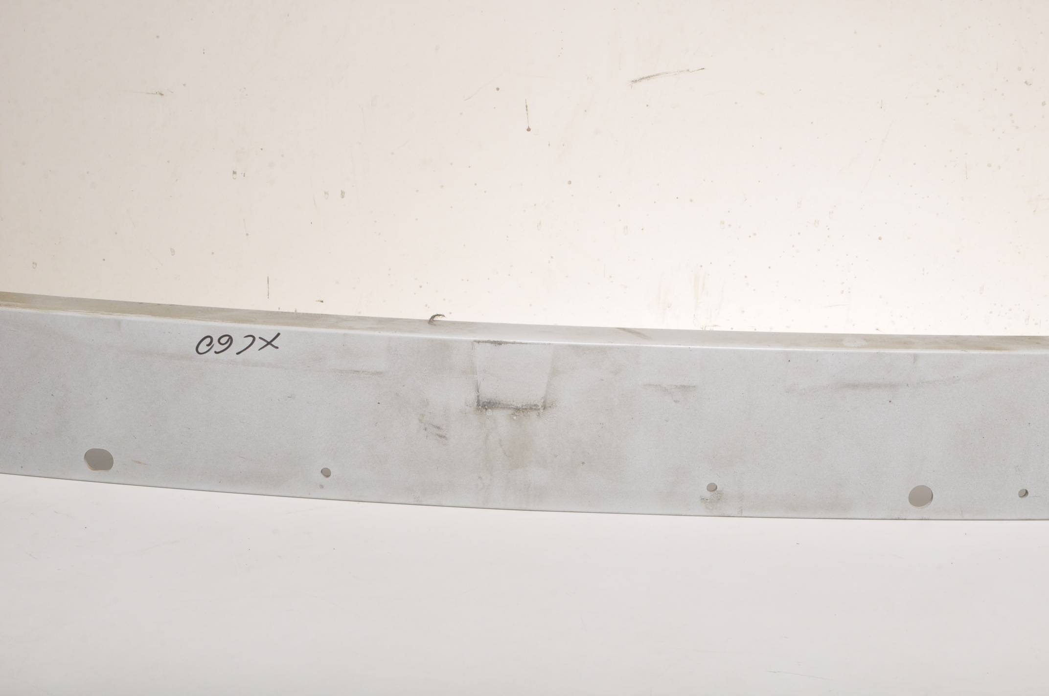 VOLVO XC60 II BELKA ZDERZAKA PRZÓD 17- Producent części Volvo