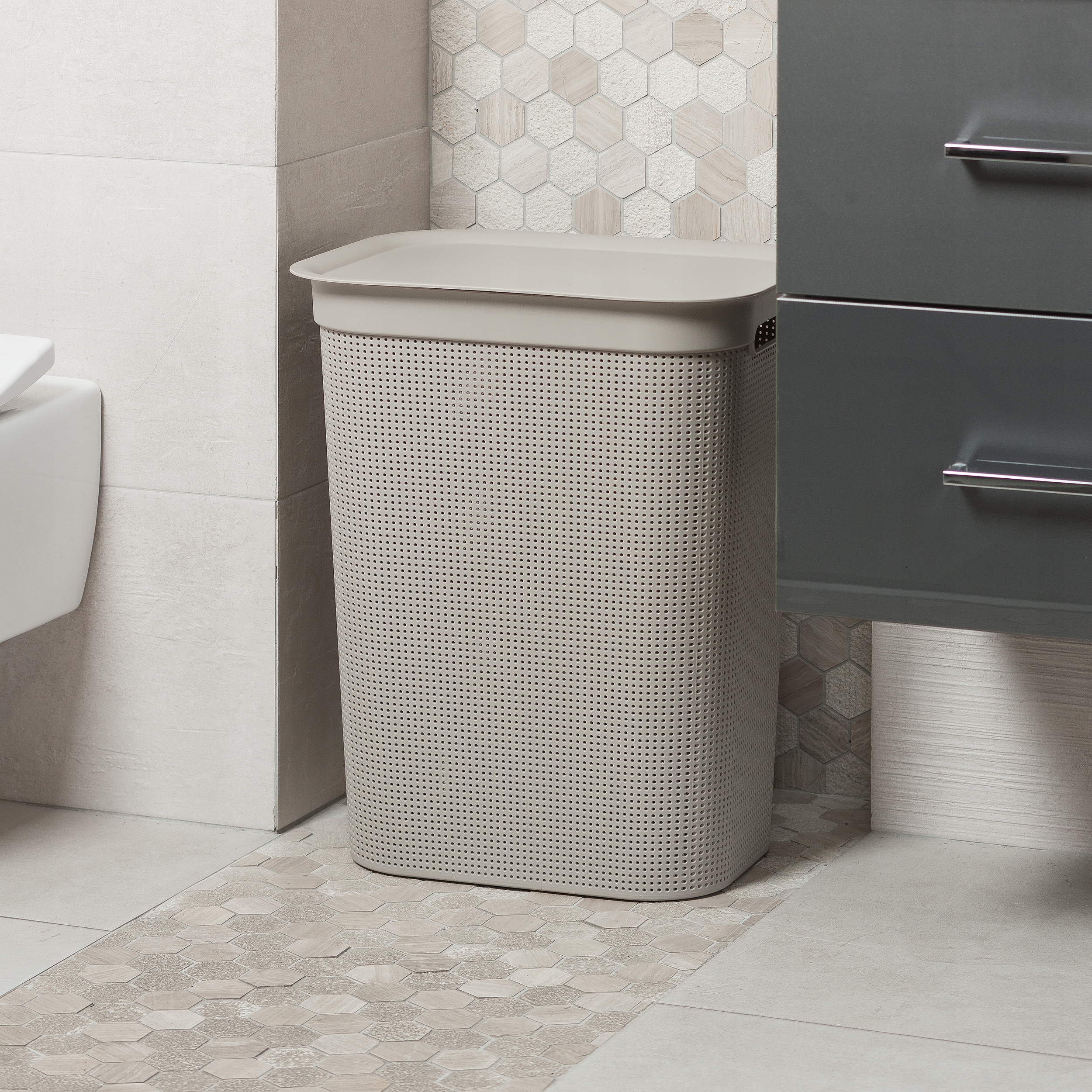 Дизайн ванной комнаты с корзиной для белья