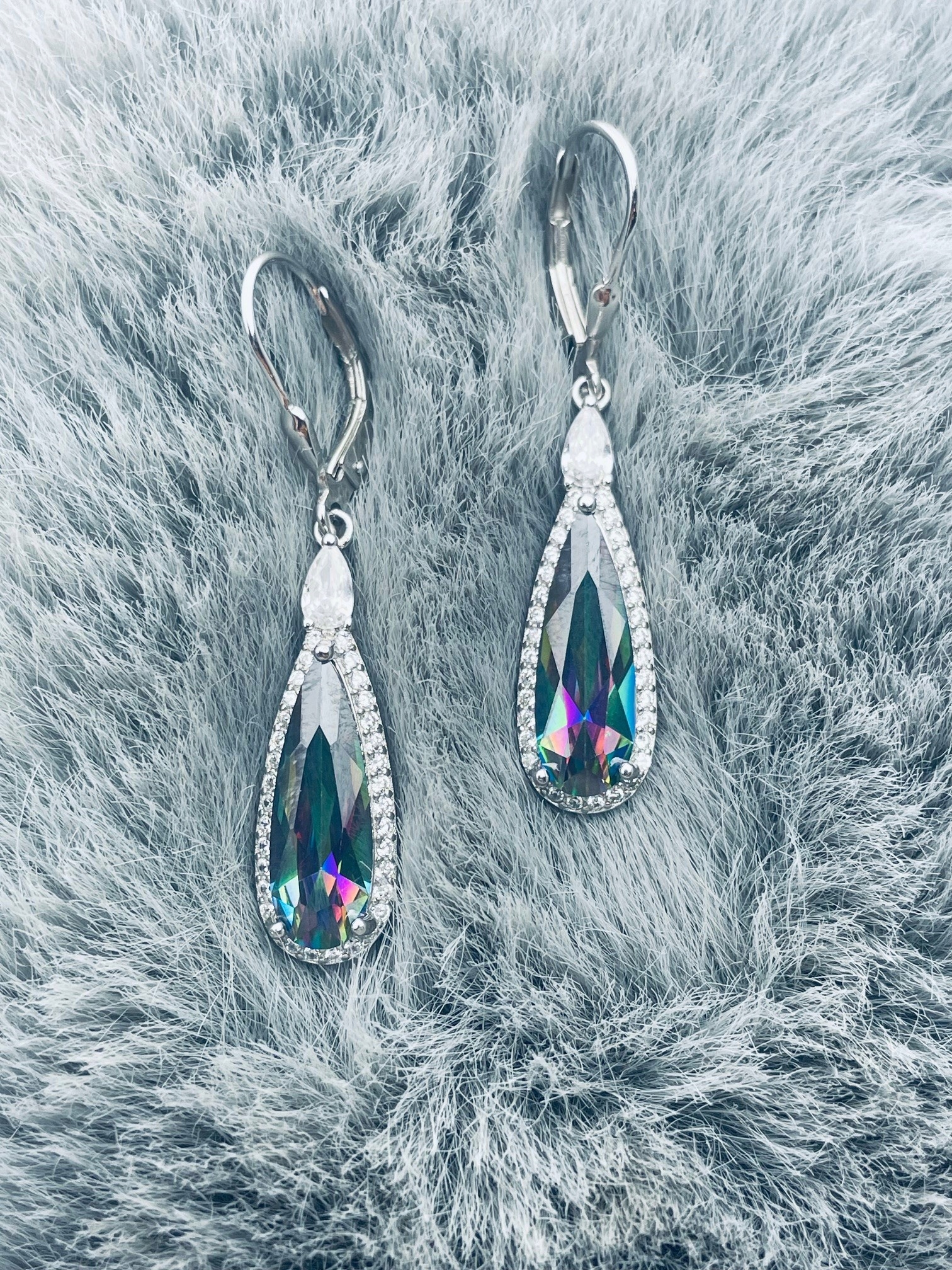 Stříbrné náušnice s kapičkami a zirkony, barevné karmínové