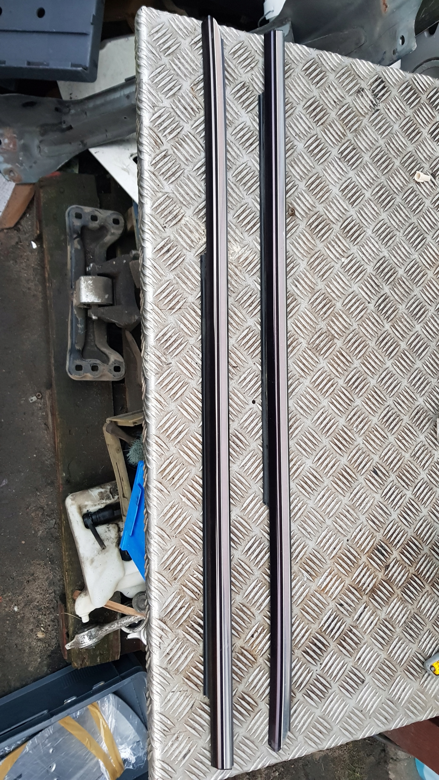 MERCEDES W220 moulding dust rear part left right