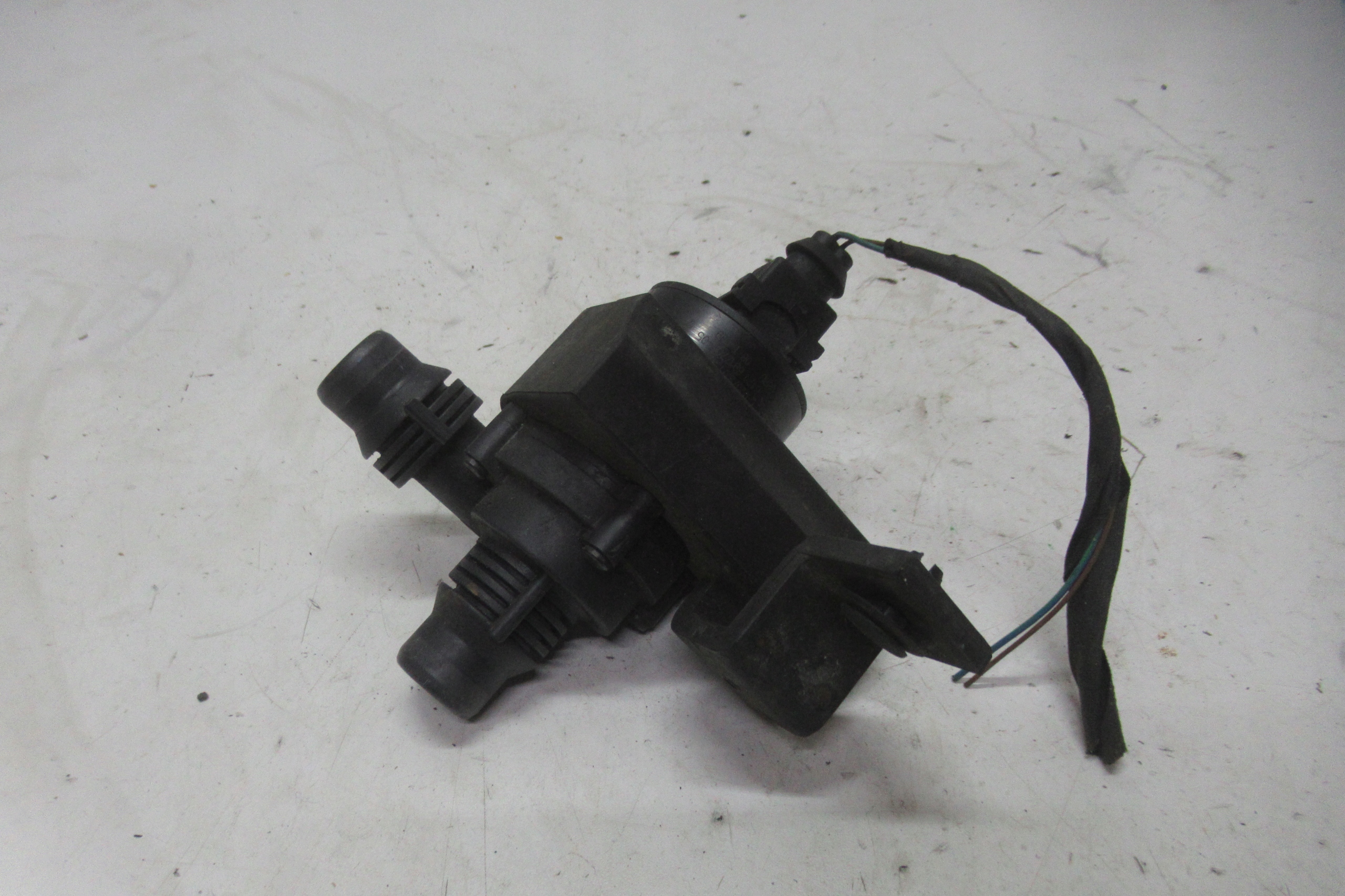 BMW E61 3.0 D dodatková pumpa vody 6917700