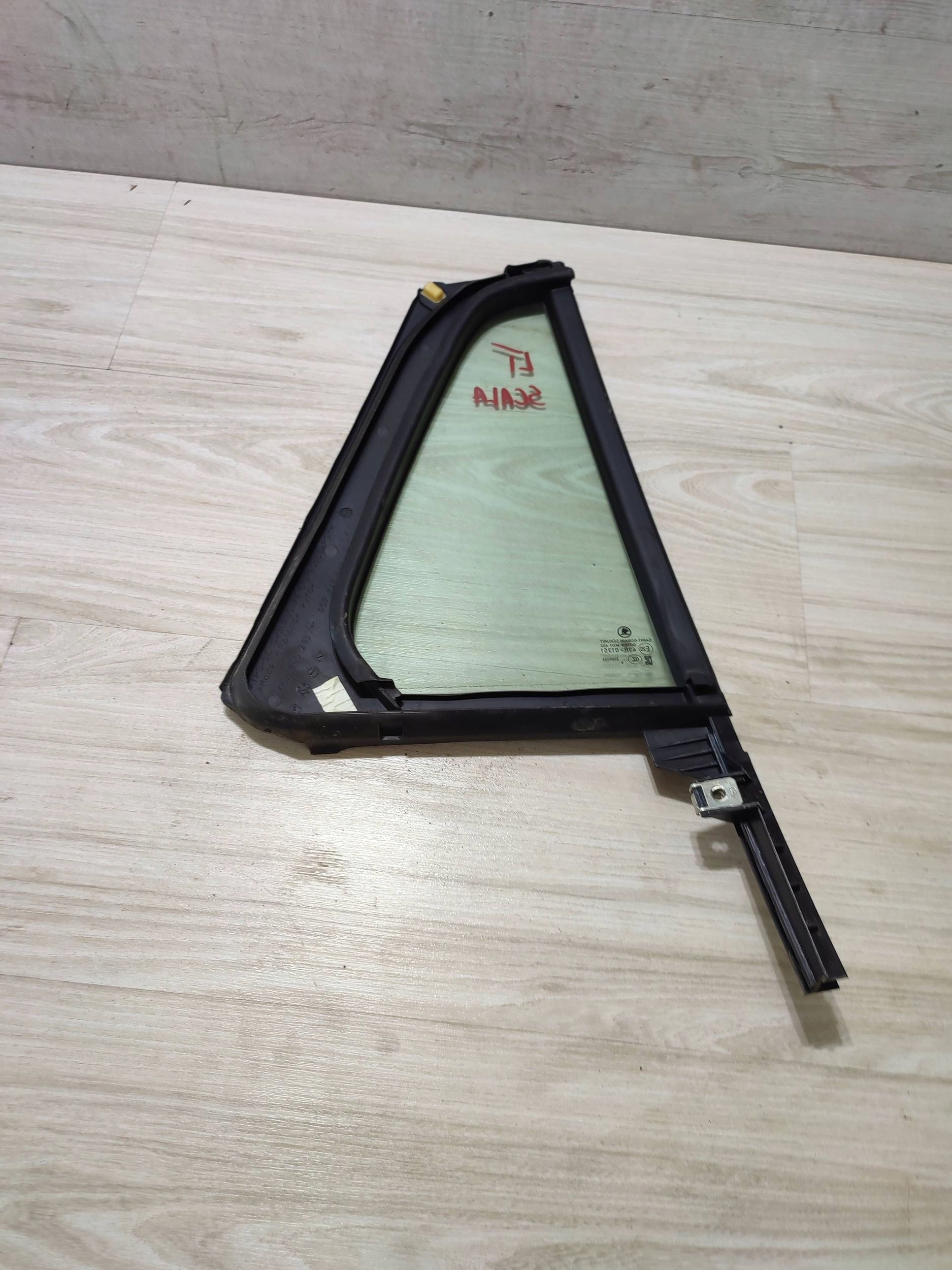 Skoda Scala 2020 rear part side left window door tylnych