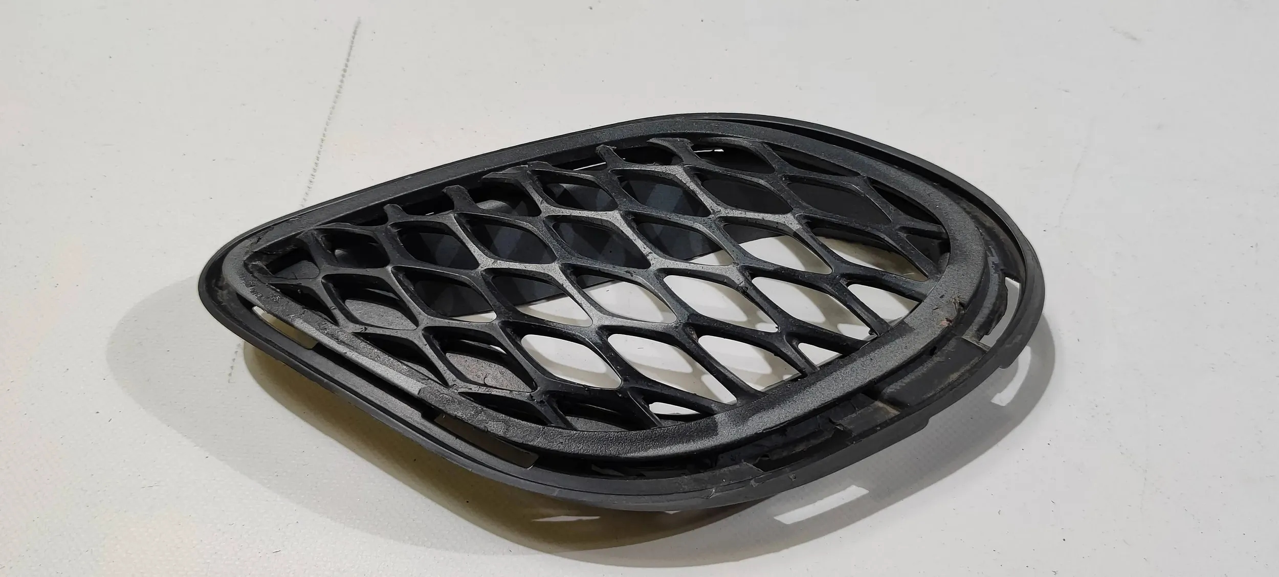 grid of a bumper front right holder Dodge Charger SRT 2015