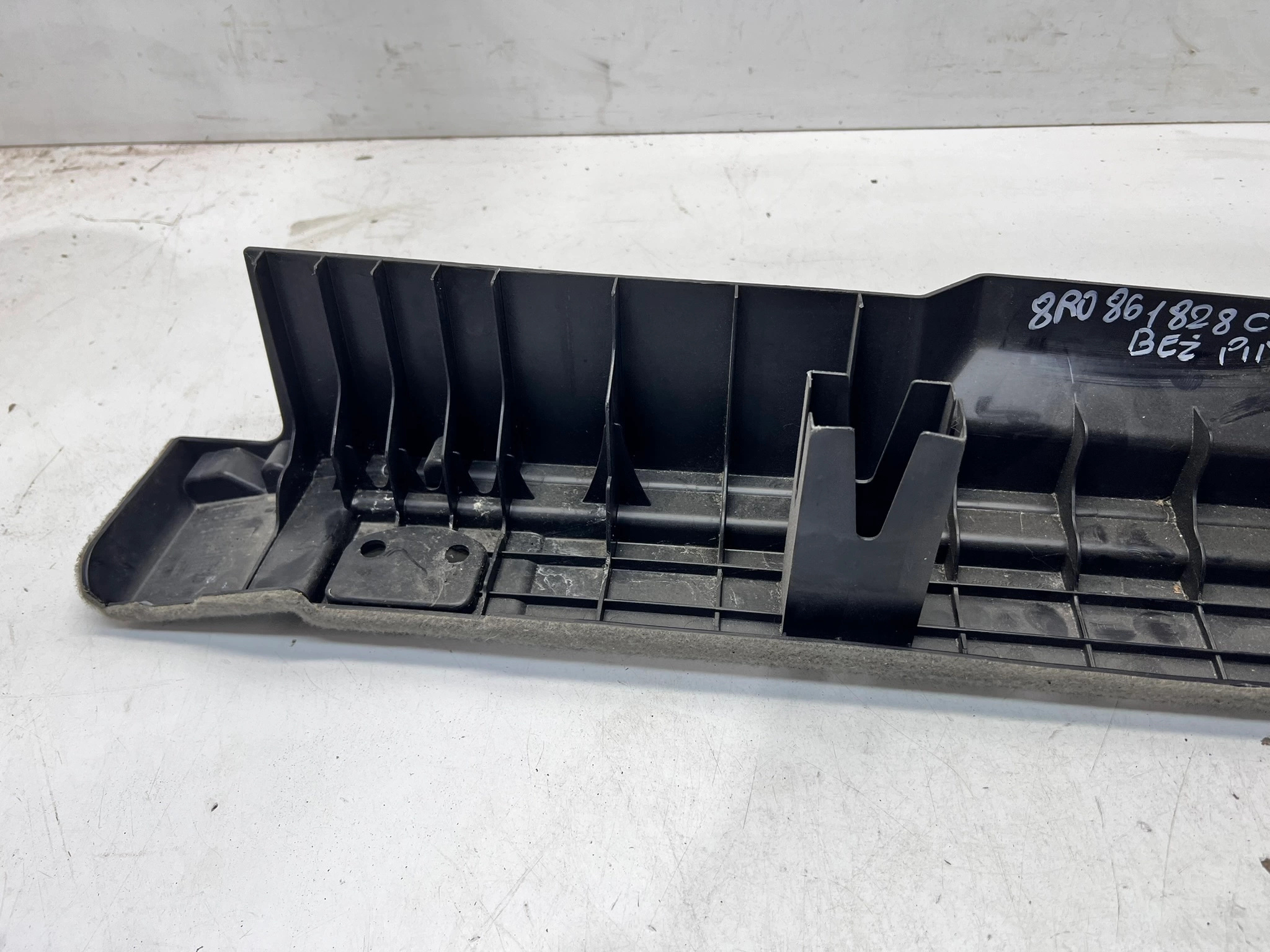 moulding cover boot right AUDI Q5 8R 8R0861828C AL1 without