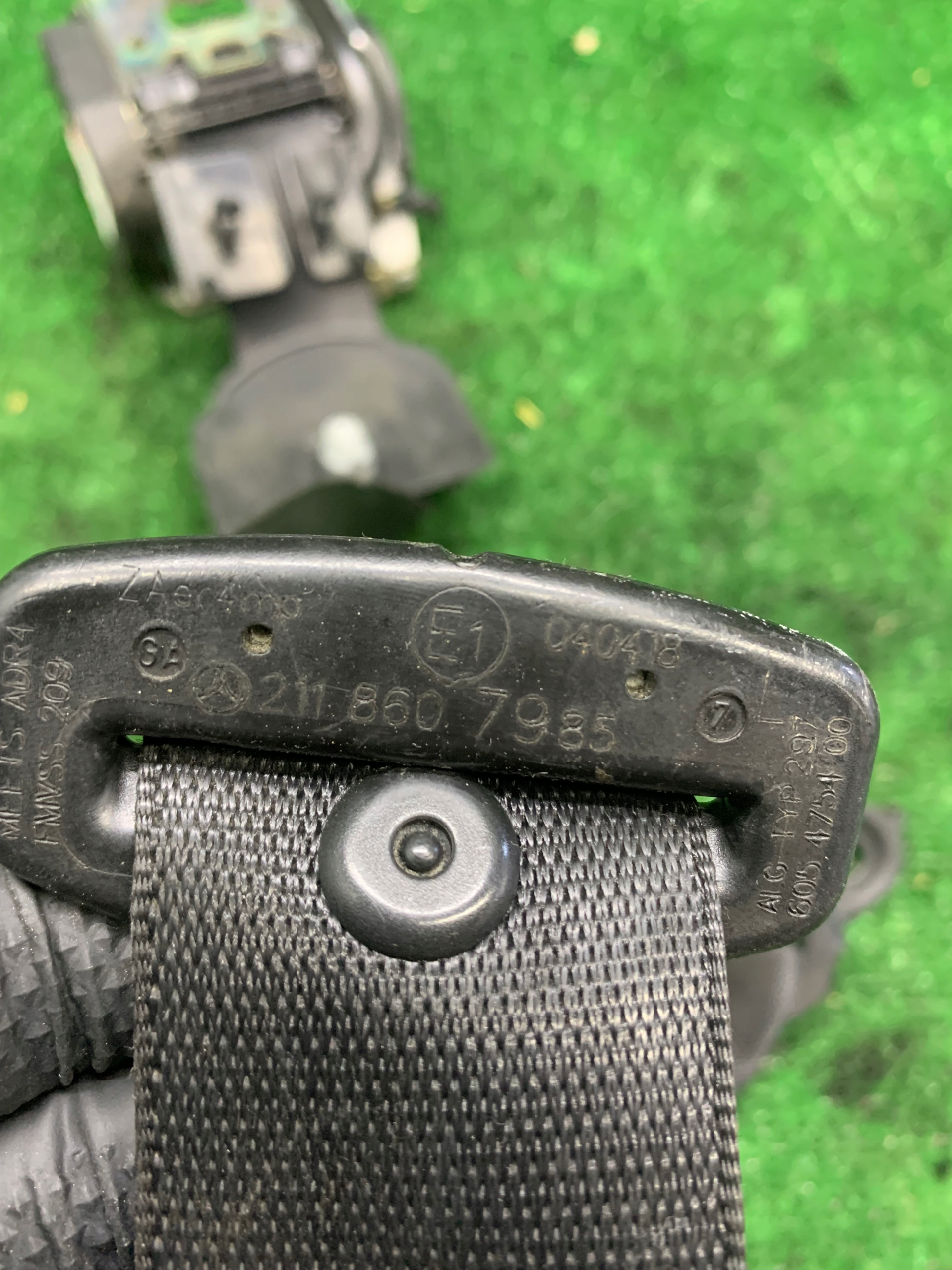 Mercedes W219 CLS Gurten Sicherheits Spanner links vorne 2118607985