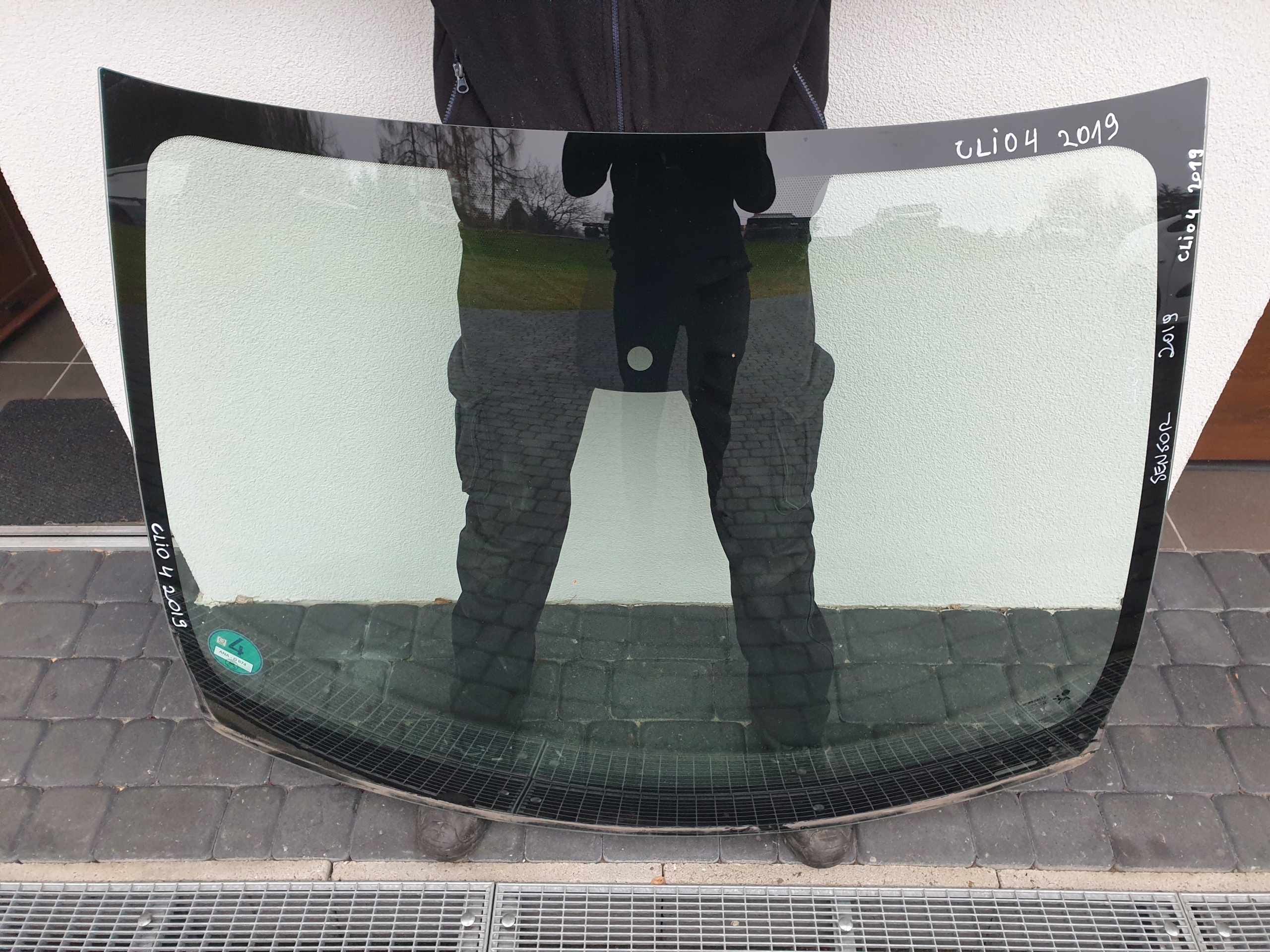 window front RENAULT CLIO 4 IV 2016- below sensor z 2019 roku