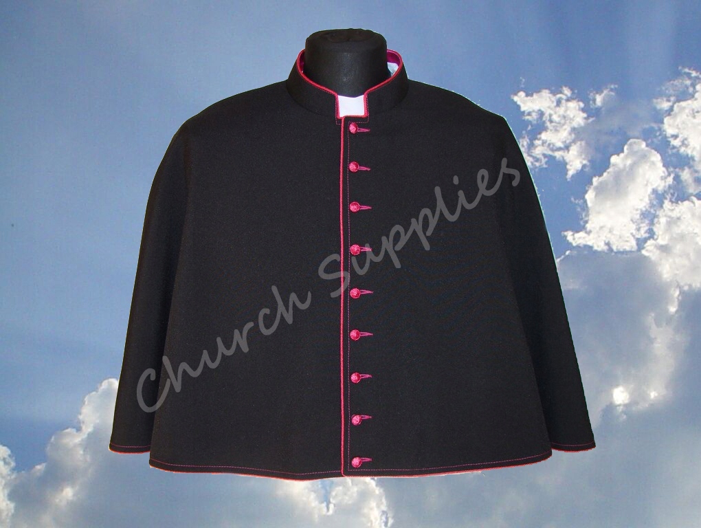 Černý kněžský mucet s amarantovými knoflíky