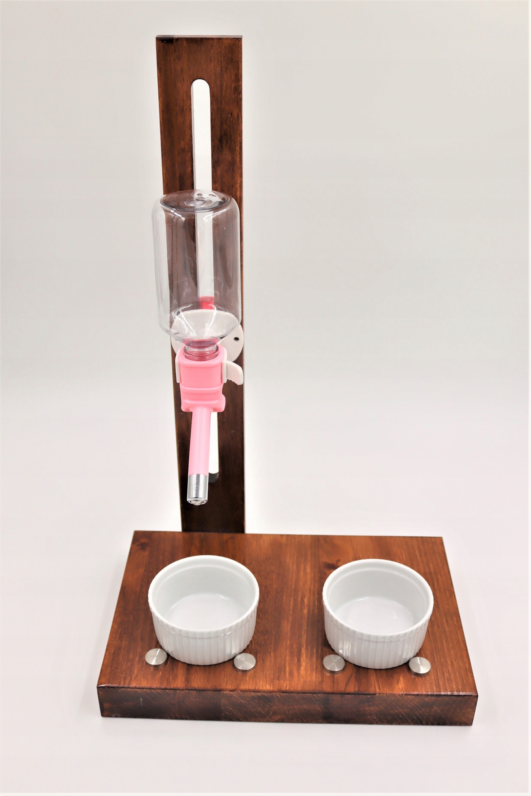 Levně pitná voda pro kočky a psy.Dřevěný stojan na vodu