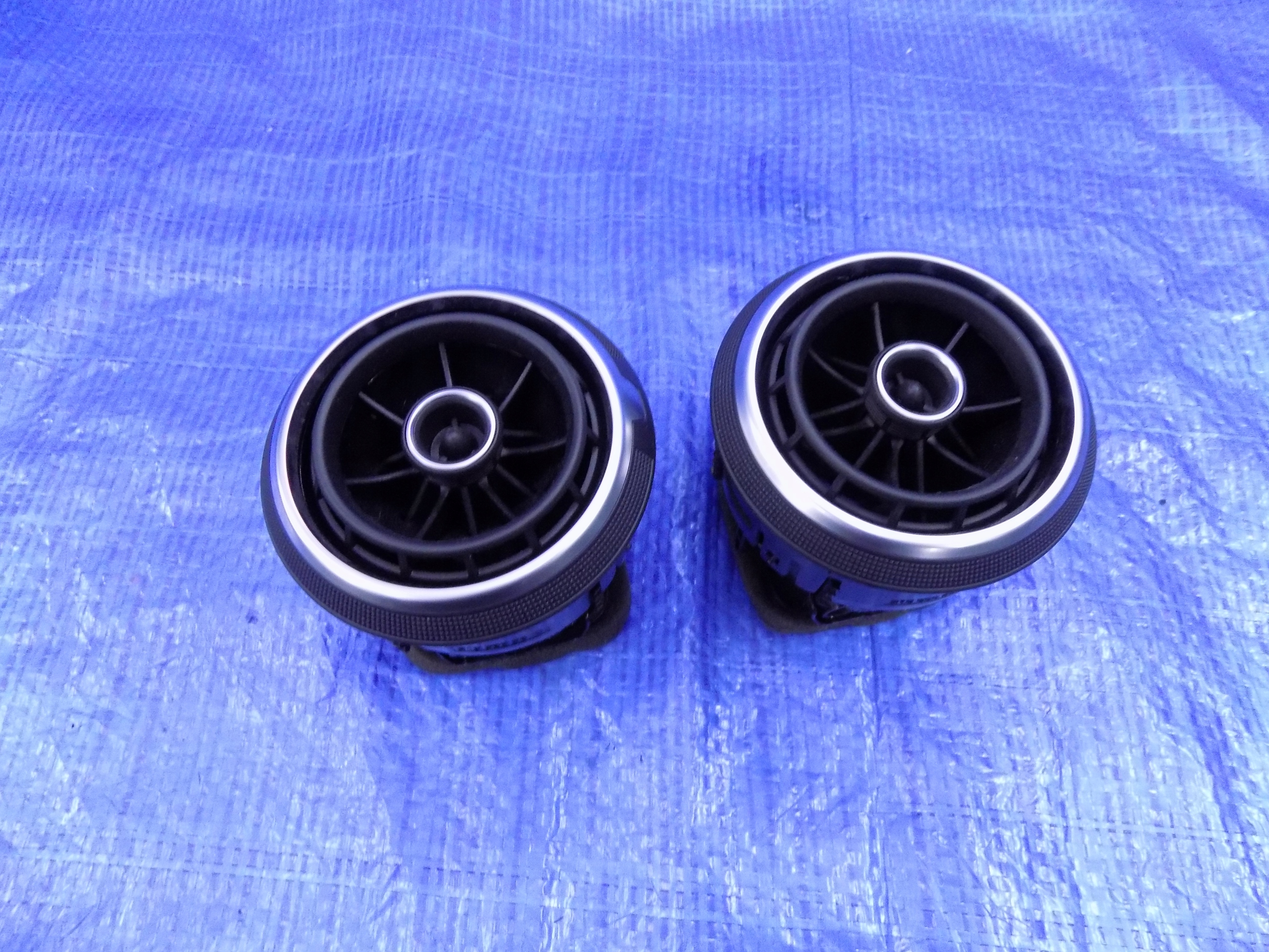 8V0820901 - Решітка вентиляційного отвору консолі AUDI A3 8V 2.0 TDI